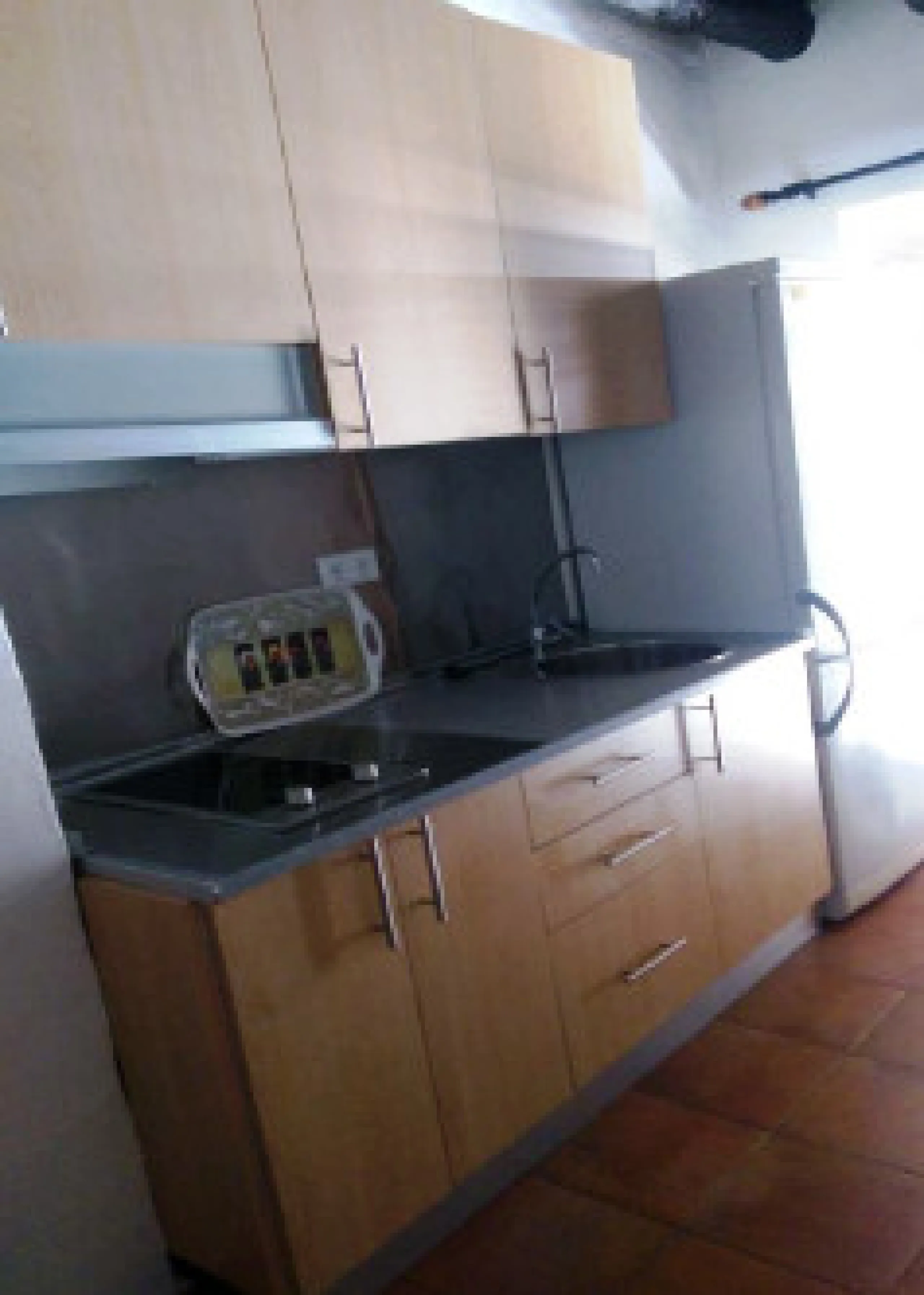 Edificio con proyecto de Apart Hotel. En el corazón del acogedor pueblo de Monda. Tiene 3 apartamentos dobles, y otros 4 individuales. Todos con cocina equipada, baño y televisión. Reformado en 2005. Tiene una bodega con Licencia de Bar Restaurante, con u
