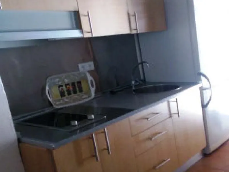 Edificio con proyecto de Apart Hotel. En el corazón del acogedor pueblo de Monda. Tiene 3 apartamentos dobles, y otros 4 individuales. Todos con cocina equipada, baño y televisión. Reformado en 2005. Tiene una bodega con Licencia de Bar Restaurante, con u