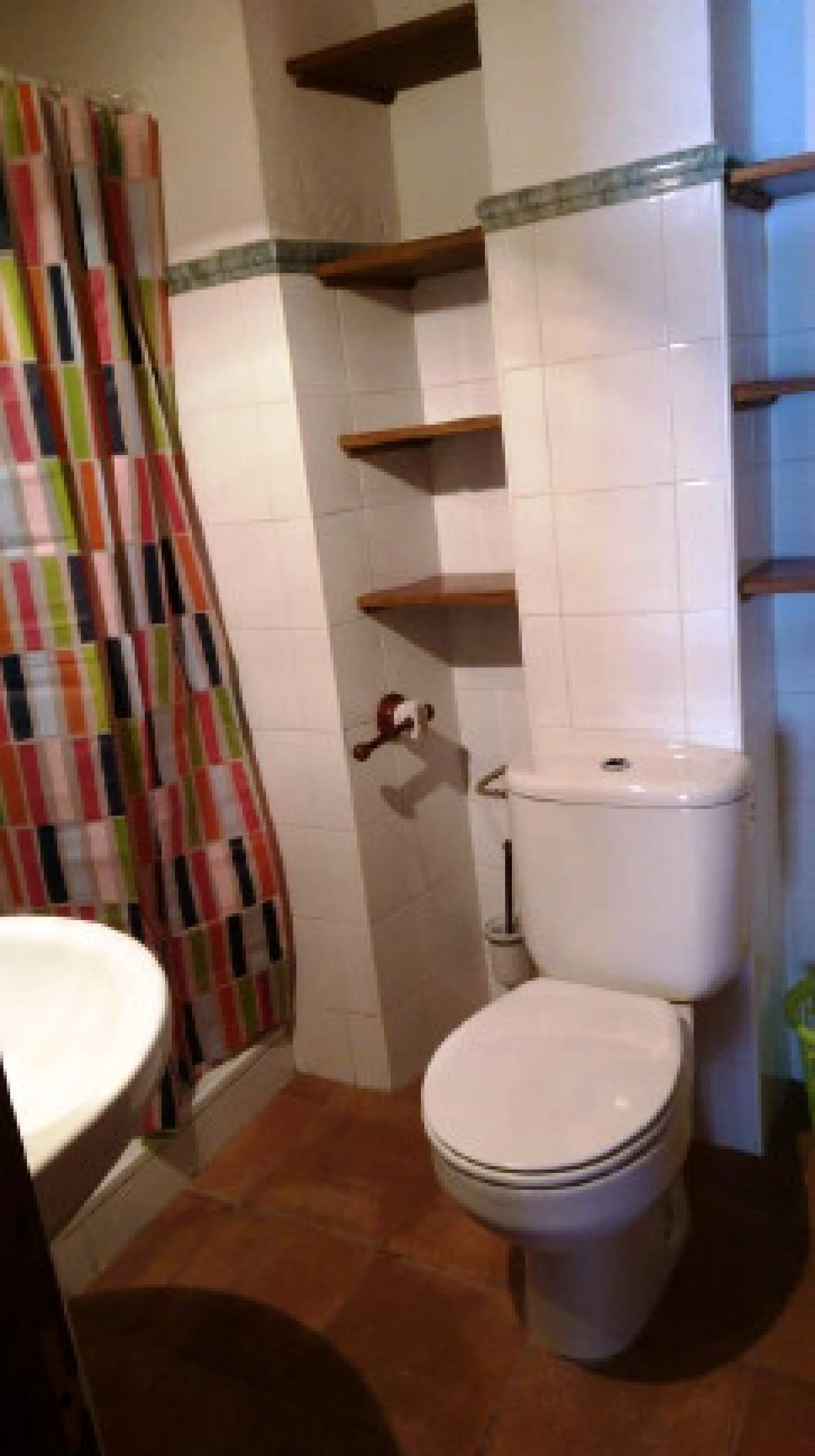 Edificio con proyecto de Apart Hotel. En el corazón del acogedor pueblo de Monda. Tiene 3 apartamentos dobles, y otros 4 individuales. Todos con cocina equipada, baño y televisión. Reformado en 2005. Tiene una bodega con Licencia de Bar Restaurante, con u