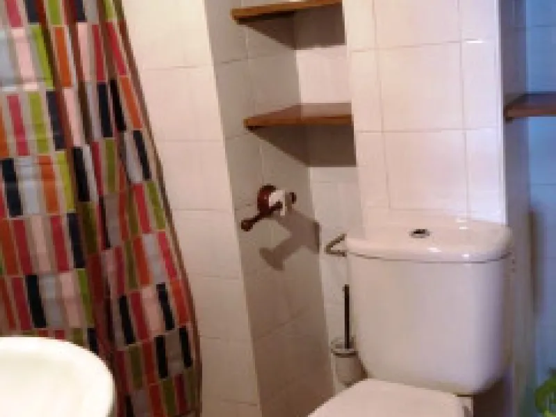 Edificio con proyecto de Apart Hotel. En el corazón del acogedor pueblo de Monda. Tiene 3 apartamentos dobles, y otros 4 individuales. Todos con cocina equipada, baño y televisión. Reformado en 2005. Tiene una bodega con Licencia de Bar Restaurante, con u