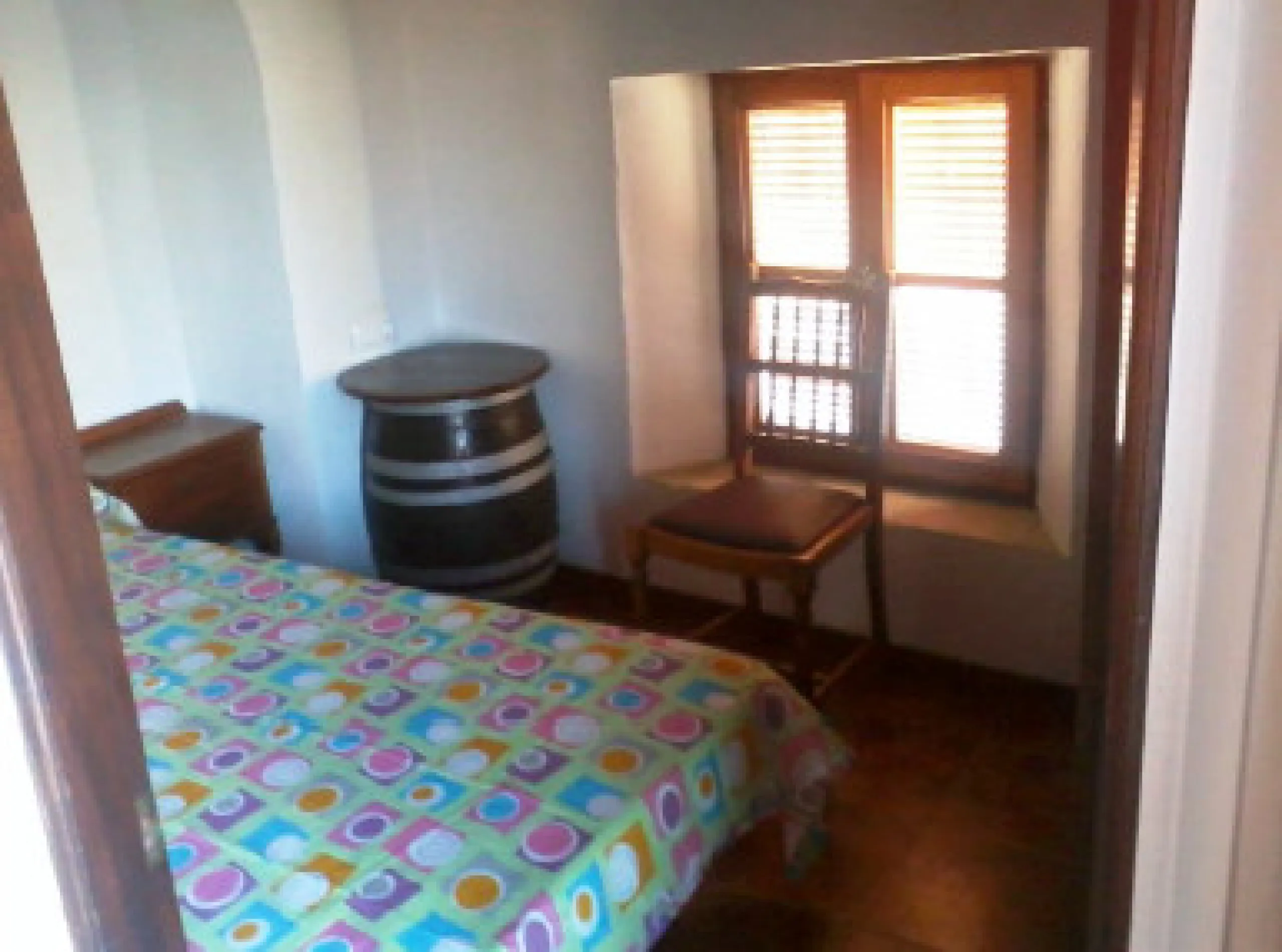 Edificio con proyecto de Apart Hotel. En el corazón del acogedor pueblo de Monda. Tiene 3 apartamentos dobles, y otros 4 individuales. Todos con cocina equipada, baño y televisión. Reformado en 2005. Tiene una bodega con Licencia de Bar Restaurante, con u