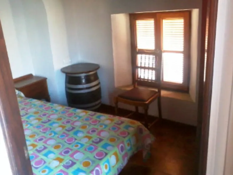 Edificio con proyecto de Apart Hotel. En el corazón del acogedor pueblo de Monda. Tiene 3 apartamentos dobles, y otros 4 individuales. Todos con cocina equipada, baño y televisión. Reformado en 2005. Tiene una bodega con Licencia de Bar Restaurante, con u