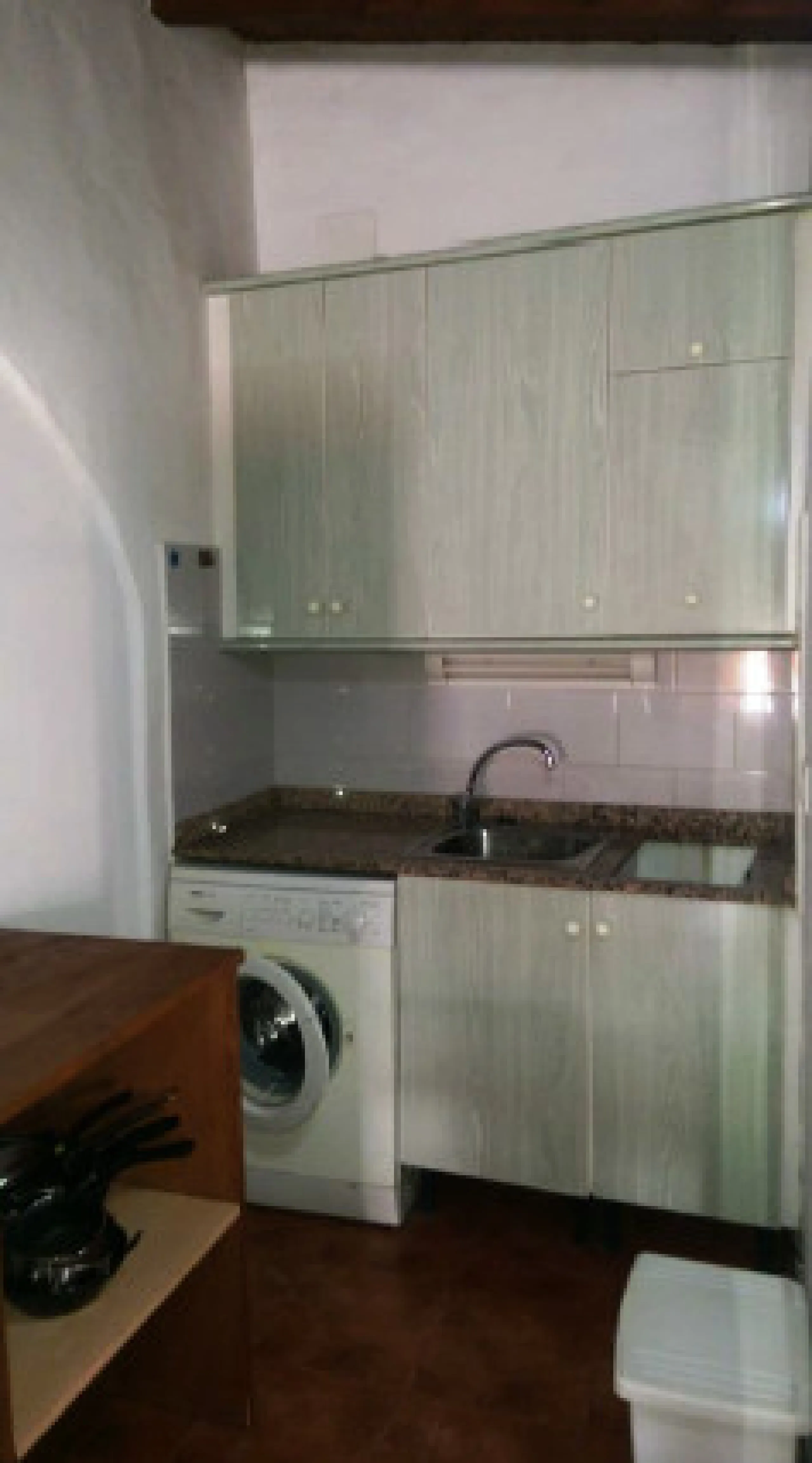 Edificio con proyecto de Apart Hotel. En el corazón del acogedor pueblo de Monda. Tiene 3 apartamentos dobles, y otros 4 individuales. Todos con cocina equipada, baño y televisión. Reformado en 2005. Tiene una bodega con Licencia de Bar Restaurante, con u