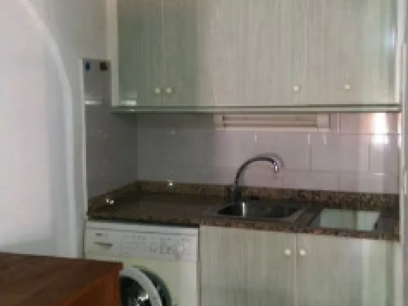 Edificio con proyecto de Apart Hotel. En el corazón del acogedor pueblo de Monda. Tiene 3 apartamentos dobles, y otros 4 individuales. Todos con cocina equipada, baño y televisión. Reformado en 2005. Tiene una bodega con Licencia de Bar Restaurante, con u