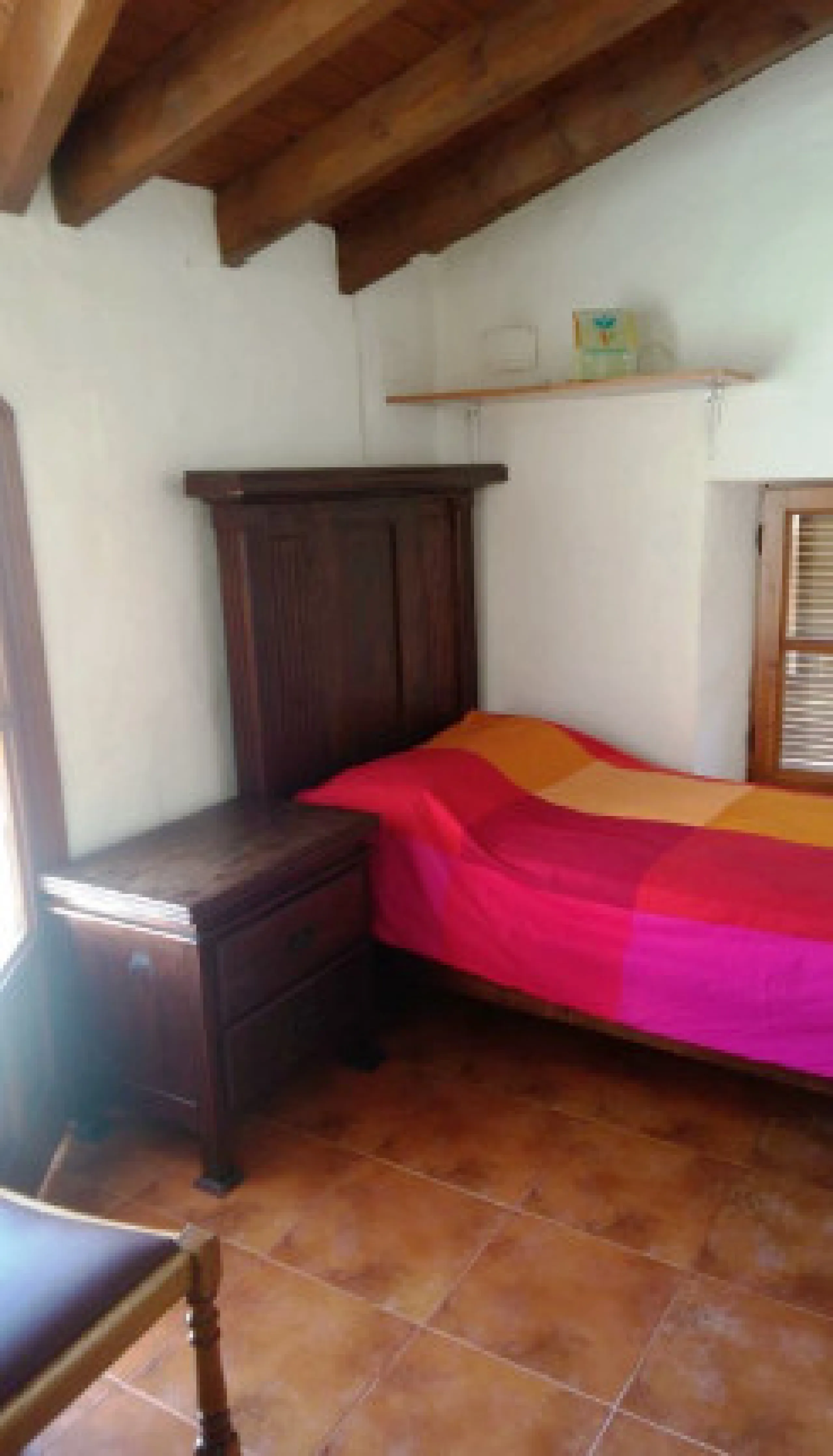 Edificio con proyecto de Apart Hotel. En el corazón del acogedor pueblo de Monda. Tiene 3 apartamentos dobles, y otros 4 individuales. Todos con cocina equipada, baño y televisión. Reformado en 2005. Tiene una bodega con Licencia de Bar Restaurante, con u