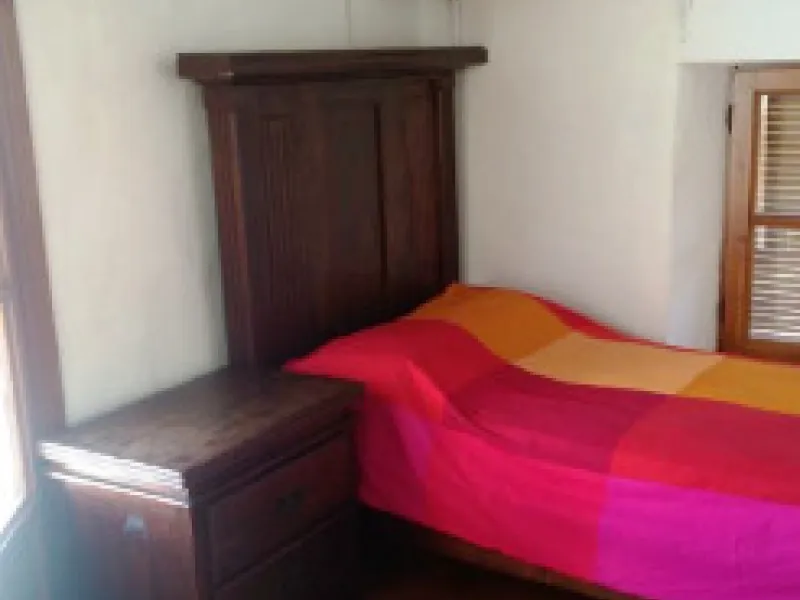 Edificio con proyecto de Apart Hotel. En el corazón del acogedor pueblo de Monda. Tiene 3 apartamentos dobles, y otros 4 individuales. Todos con cocina equipada, baño y televisión. Reformado en 2005. Tiene una bodega con Licencia de Bar Restaurante, con u