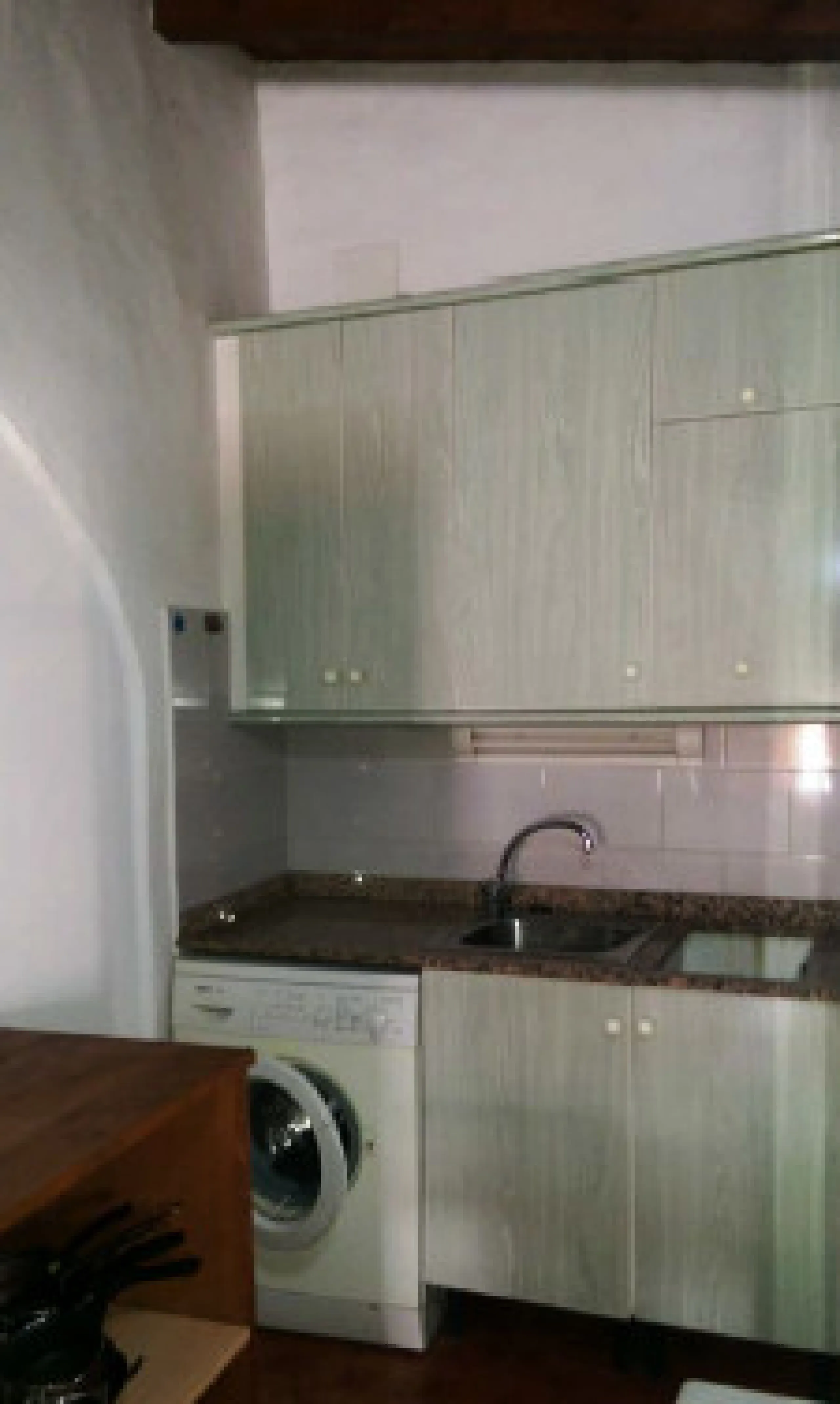 Edificio con proyecto de Apart Hotel. En el corazón del acogedor pueblo de Monda. Tiene 3 apartamentos dobles, y otros 4 individuales. Todos con cocina equipada, baño y televisión. Reformado en 2005. Tiene una bodega con Licencia de Bar Restaurante, con u