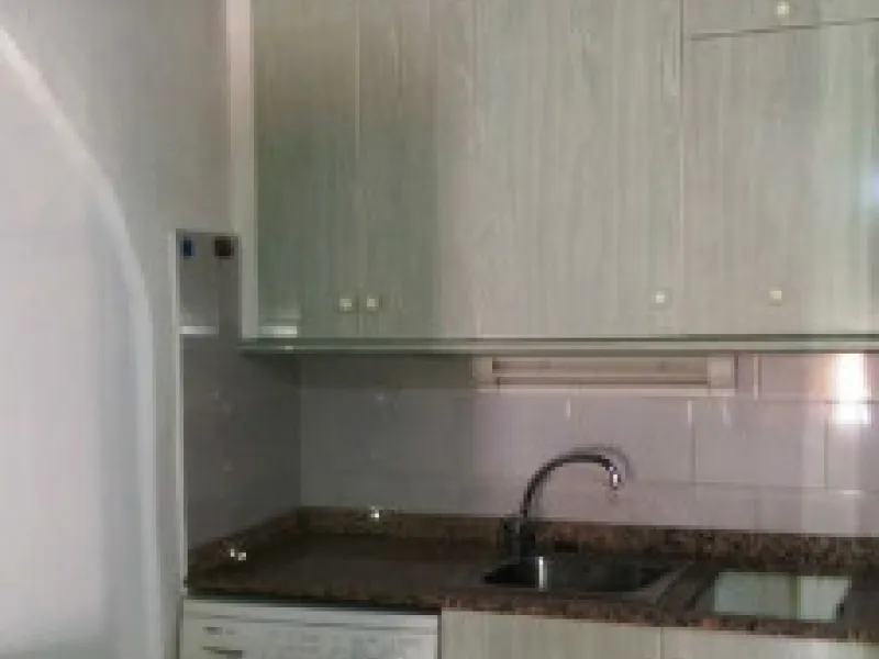 Edificio con proyecto de Apart Hotel. En el corazón del acogedor pueblo de Monda. Tiene 3 apartamentos dobles, y otros 4 individuales. Todos con cocina equipada, baño y televisión. Reformado en 2005. Tiene una bodega con Licencia de Bar Restaurante, con u