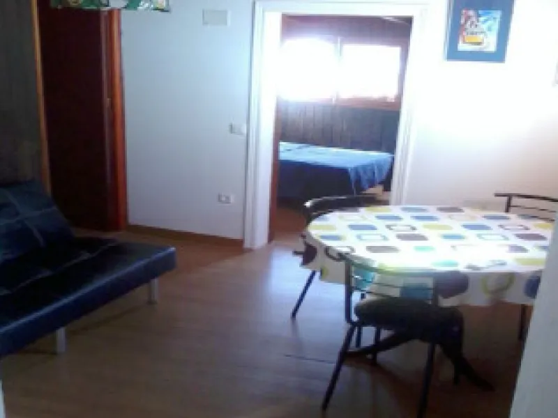 Edificio con proyecto de Apart Hotel. En el corazón del acogedor pueblo de Monda. Tiene 3 apartamentos dobles, y otros 4 individuales. Todos con cocina equipada, baño y televisión. Reformado en 2005. Tiene una bodega con Licencia de Bar Restaurante, con u