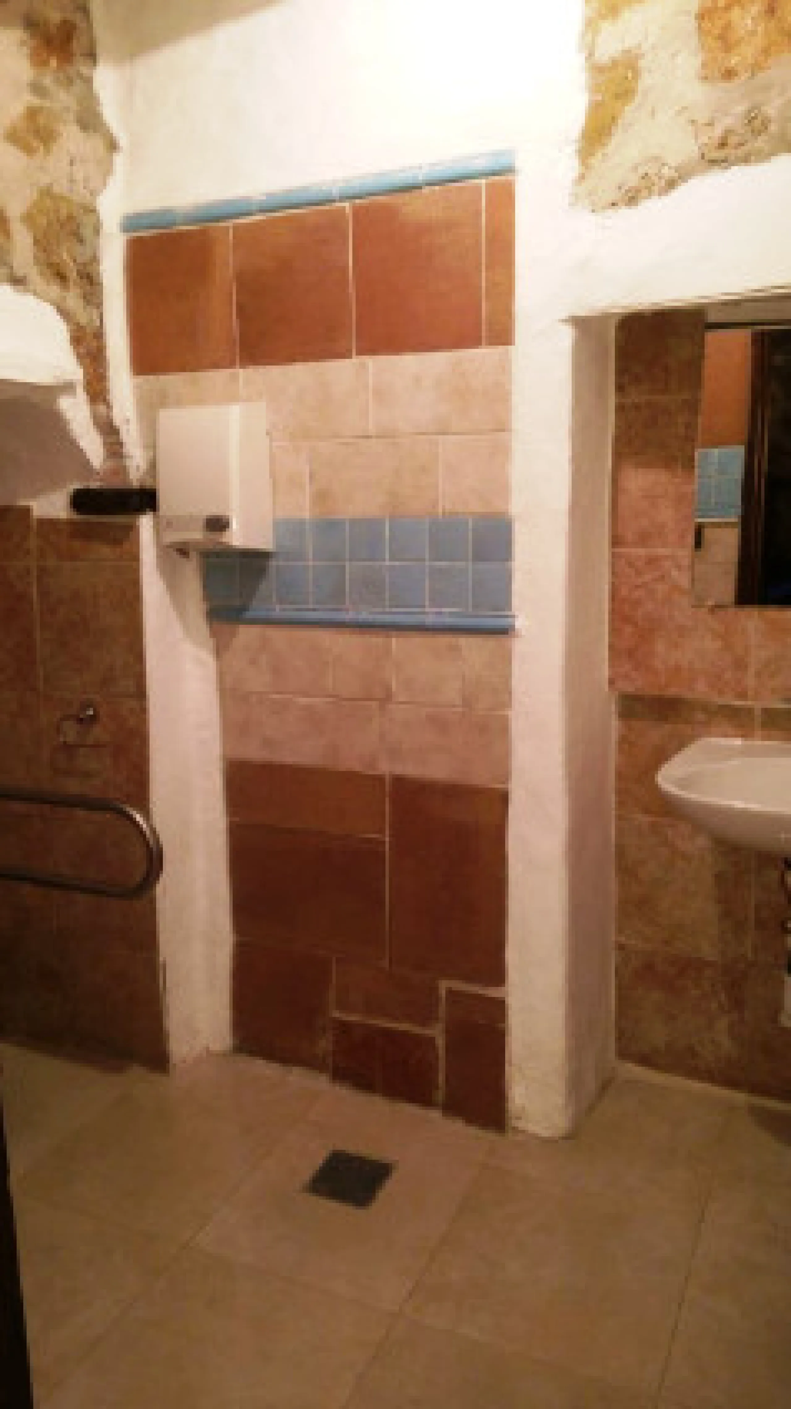 Edificio con proyecto de Apart Hotel. En el corazón del acogedor pueblo de Monda. Tiene 3 apartamentos dobles, y otros 4 individuales. Todos con cocina equipada, baño y televisión. Reformado en 2005. Tiene una bodega con Licencia de Bar Restaurante, con u