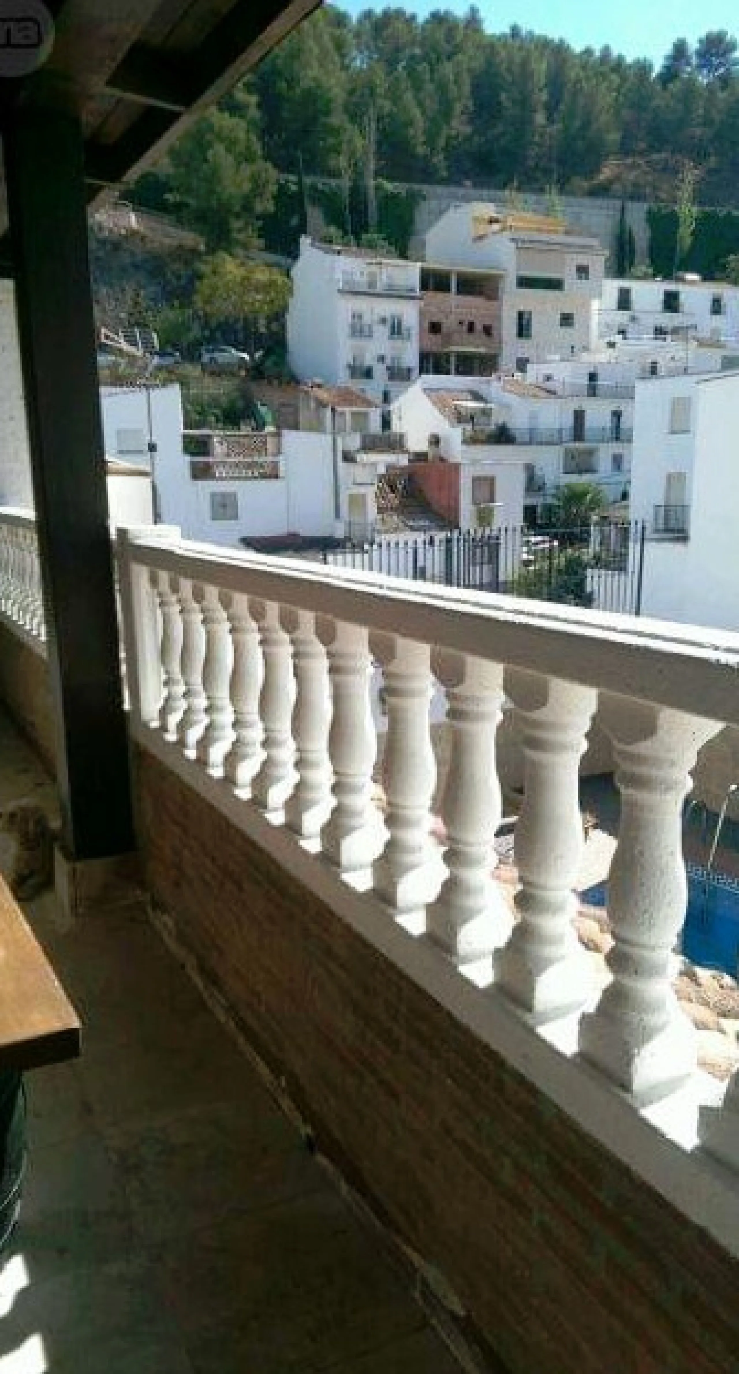 Edificio con proyecto de Apart Hotel. En el corazón del acogedor pueblo de Monda. Tiene 3 apartamentos dobles, y otros 4 individuales. Todos con cocina equipada, baño y televisión. Reformado en 2005. Tiene una bodega con Licencia de Bar Restaurante, con u