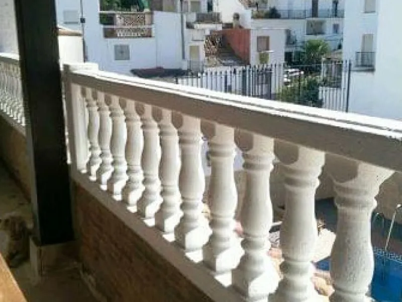 Edificio con proyecto de Apart Hotel. En el corazón del acogedor pueblo de Monda. Tiene 3 apartamentos dobles, y otros 4 individuales. Todos con cocina equipada, baño y televisión. Reformado en 2005. Tiene una bodega con Licencia de Bar Restaurante, con u