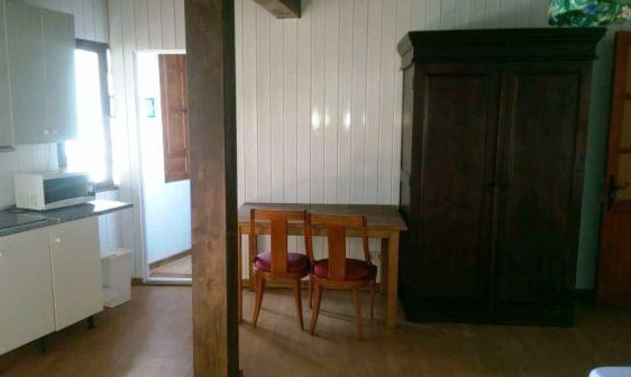 Edificio con proyecto de Apart Hotel. En el corazón del acogedor pueblo de Monda. Tiene 3 apartamentos dobles, y otros 4 individuales. Todos con cocina equipada, baño y televisión. Reformado en 2005. Tiene una bodega con Licencia de Bar Restaurante, con u