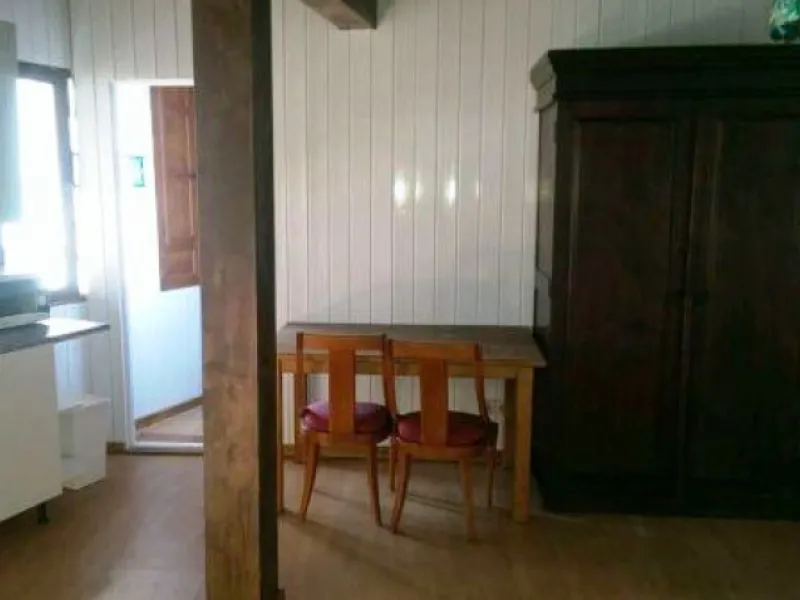 Edificio con proyecto de Apart Hotel. En el corazón del acogedor pueblo de Monda. Tiene 3 apartamentos dobles, y otros 4 individuales. Todos con cocina equipada, baño y televisión. Reformado en 2005. Tiene una bodega con Licencia de Bar Restaurante, con u