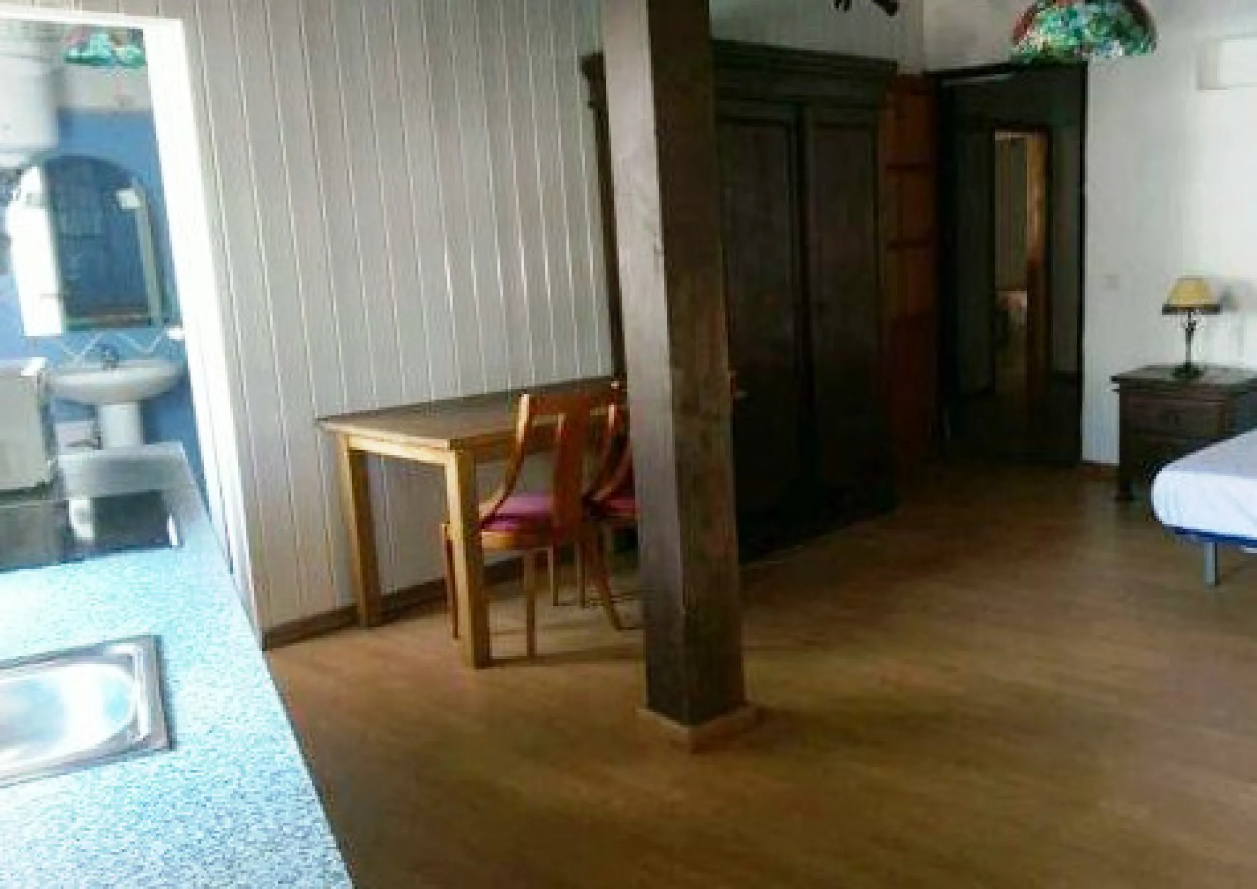 Edificio con proyecto de Apart Hotel. En el corazón del acogedor pueblo de Monda. Tiene 3 apartamentos dobles, y otros 4 individuales. Todos con cocina equipada, baño y televisión. Reformado en 2005. Tiene una bodega con Licencia de Bar Restaurante, con u