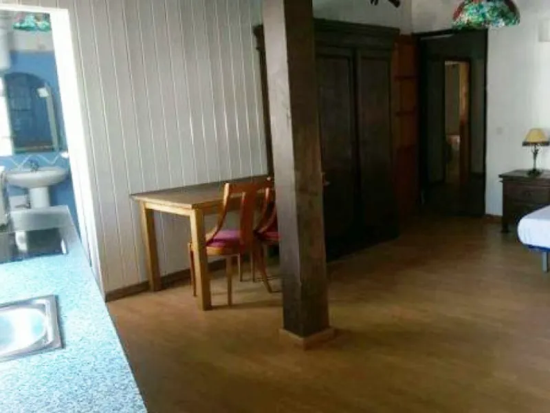 Edificio con proyecto de Apart Hotel. En el corazón del acogedor pueblo de Monda. Tiene 3 apartamentos dobles, y otros 4 individuales. Todos con cocina equipada, baño y televisión. Reformado en 2005. Tiene una bodega con Licencia de Bar Restaurante, con u