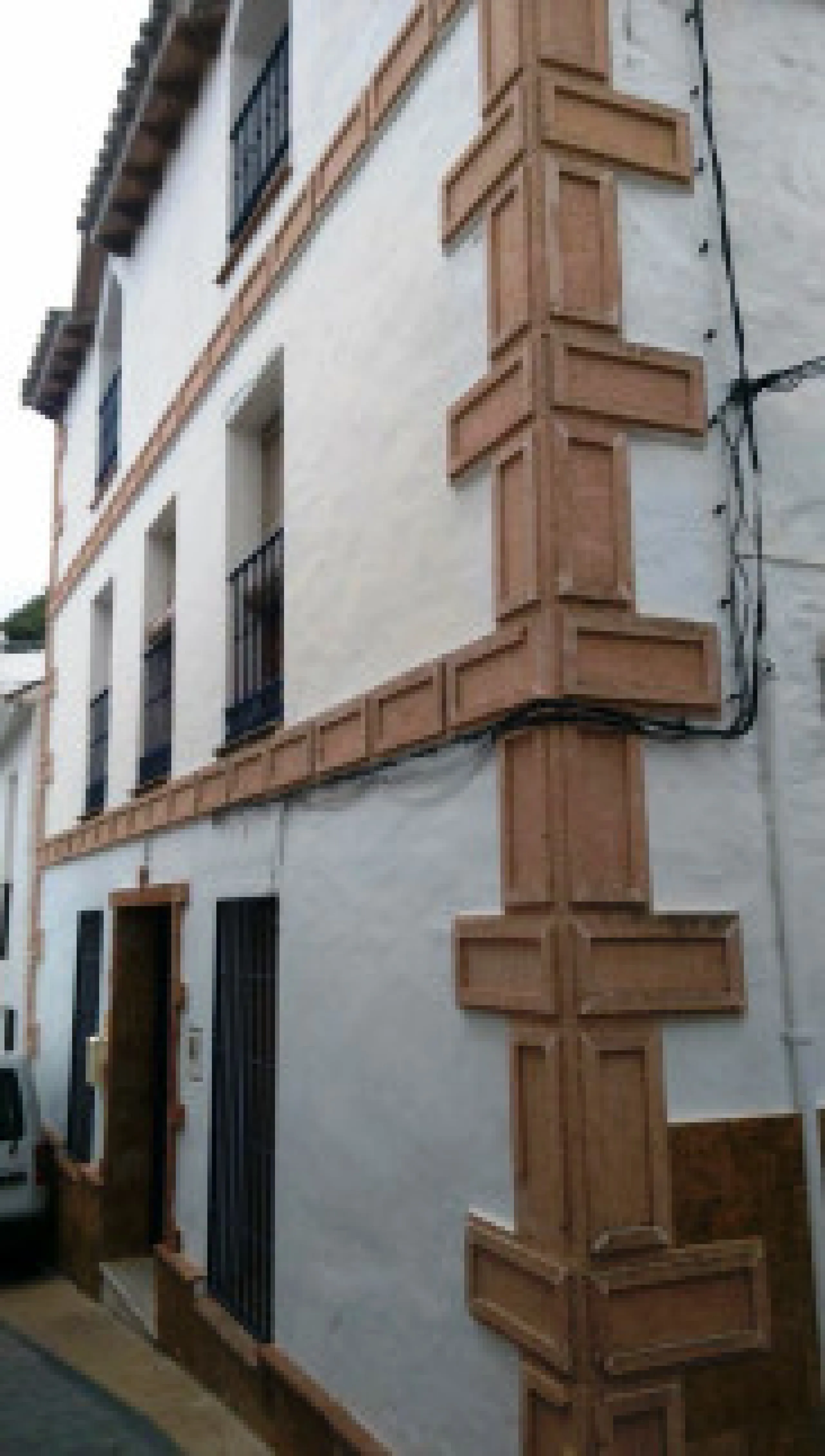 Edificio con proyecto de Apart Hotel. En el corazón del acogedor pueblo de Monda. Tiene 3 apartamentos dobles, y otros 4 individuales. Todos con cocina equipada, baño y televisión. Reformado en 2005. Tiene una bodega con Licencia de Bar Restaurante, con u