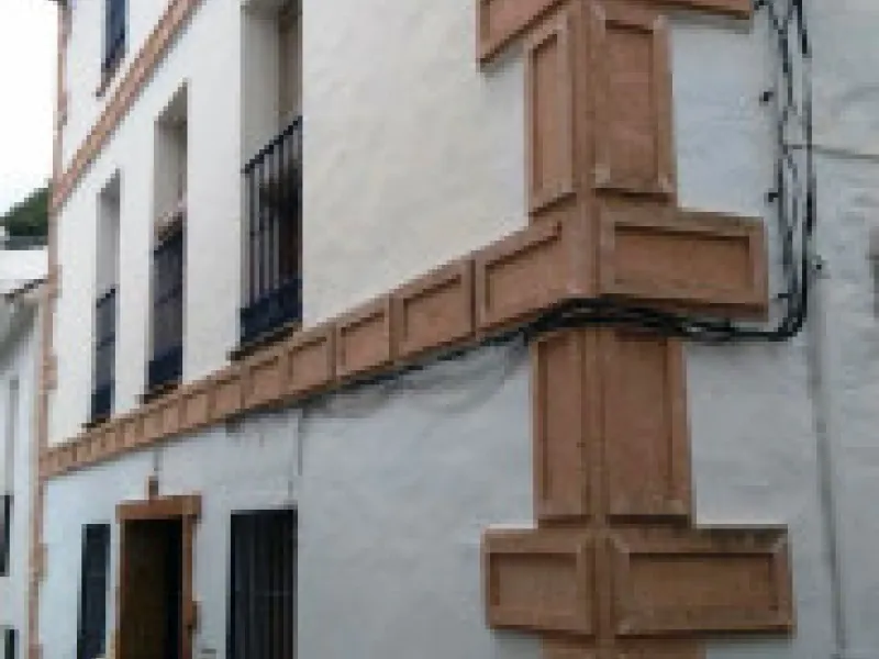 Edificio con proyecto de Apart Hotel. En el corazón del acogedor pueblo de Monda. Tiene 3 apartamentos dobles, y otros 4 individuales. Todos con cocina equipada, baño y televisión. Reformado en 2005. Tiene una bodega con Licencia de Bar Restaurante, con u