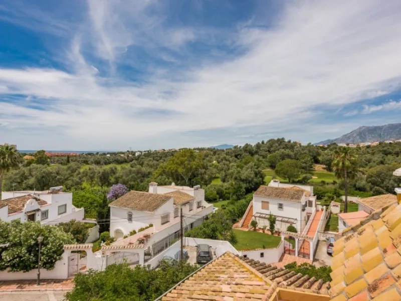 Beautiful spacious villa in El Rosario needs modernisation has nice outllok onto garden and near by golf. The villa is spread over 3 floors. It has 9 bedrooms and 7 bathrooms, as well as a guest toilet.