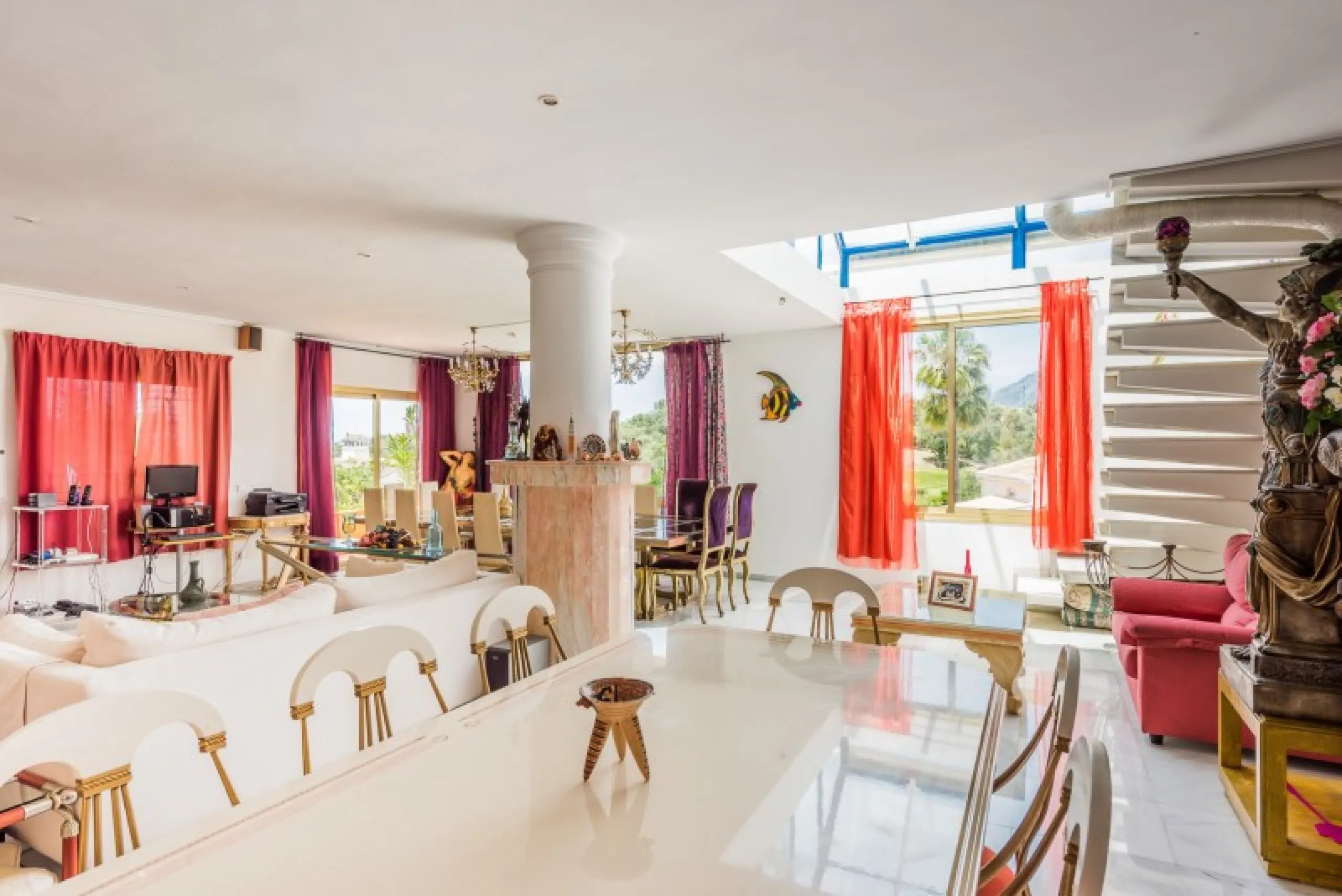 House - Detached Villa в продаже в Marbella, Málaga. В доме 9 спален и 8 ванных комнат. Площадь дома 712 м². Площадь участка 1023 м²