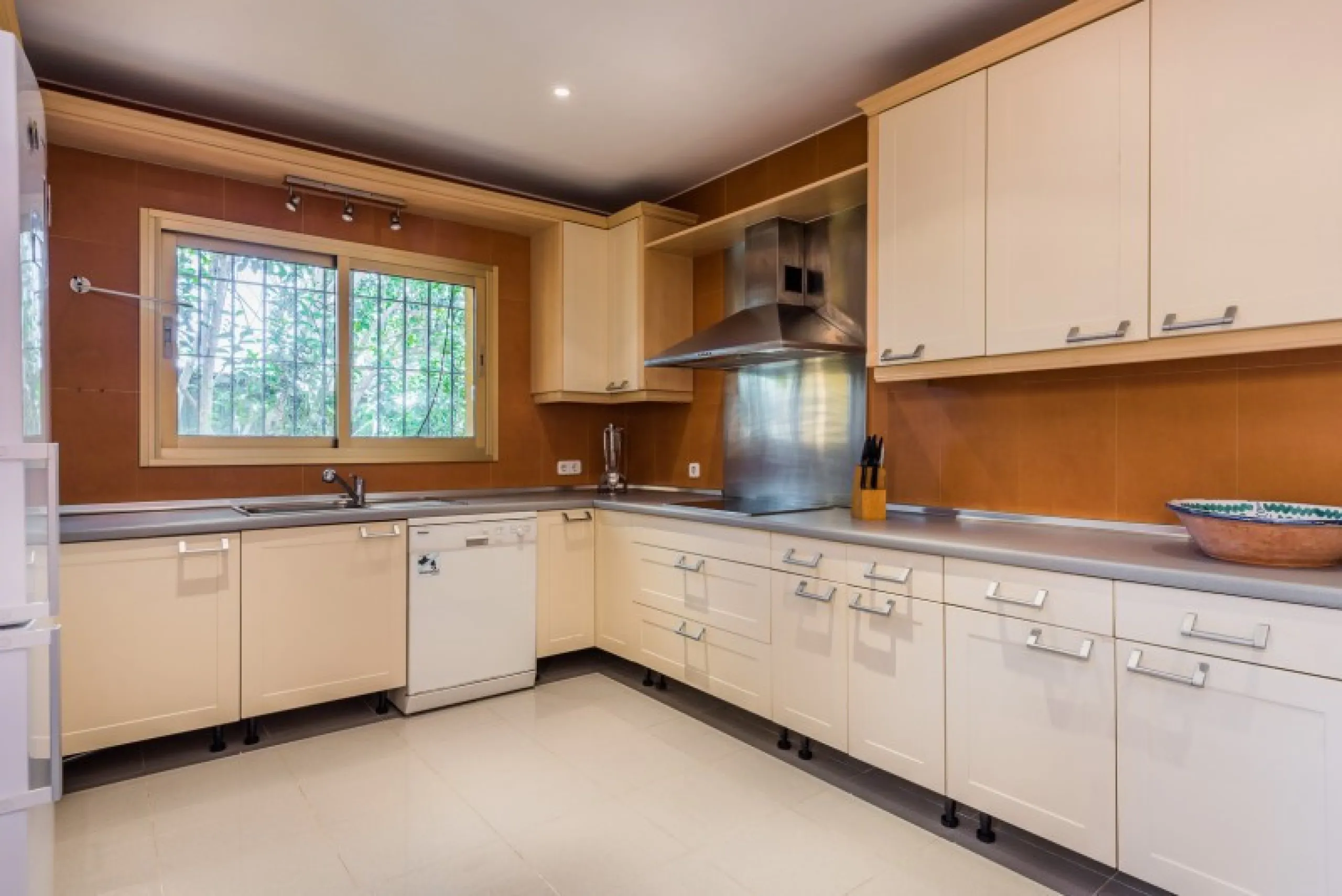 House - Detached Villa в продаже в Marbella, Málaga. В доме 9 спален и 8 ванных комнат. Площадь дома 712 м². Площадь участка 1023 м²
