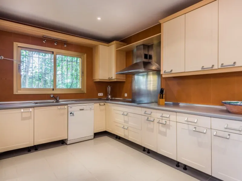House - Detached Villa в продаже в Marbella, Málaga. В доме 9 спален и 8 ванных комнат. Площадь дома 712 м². Площадь участка 1023 м²