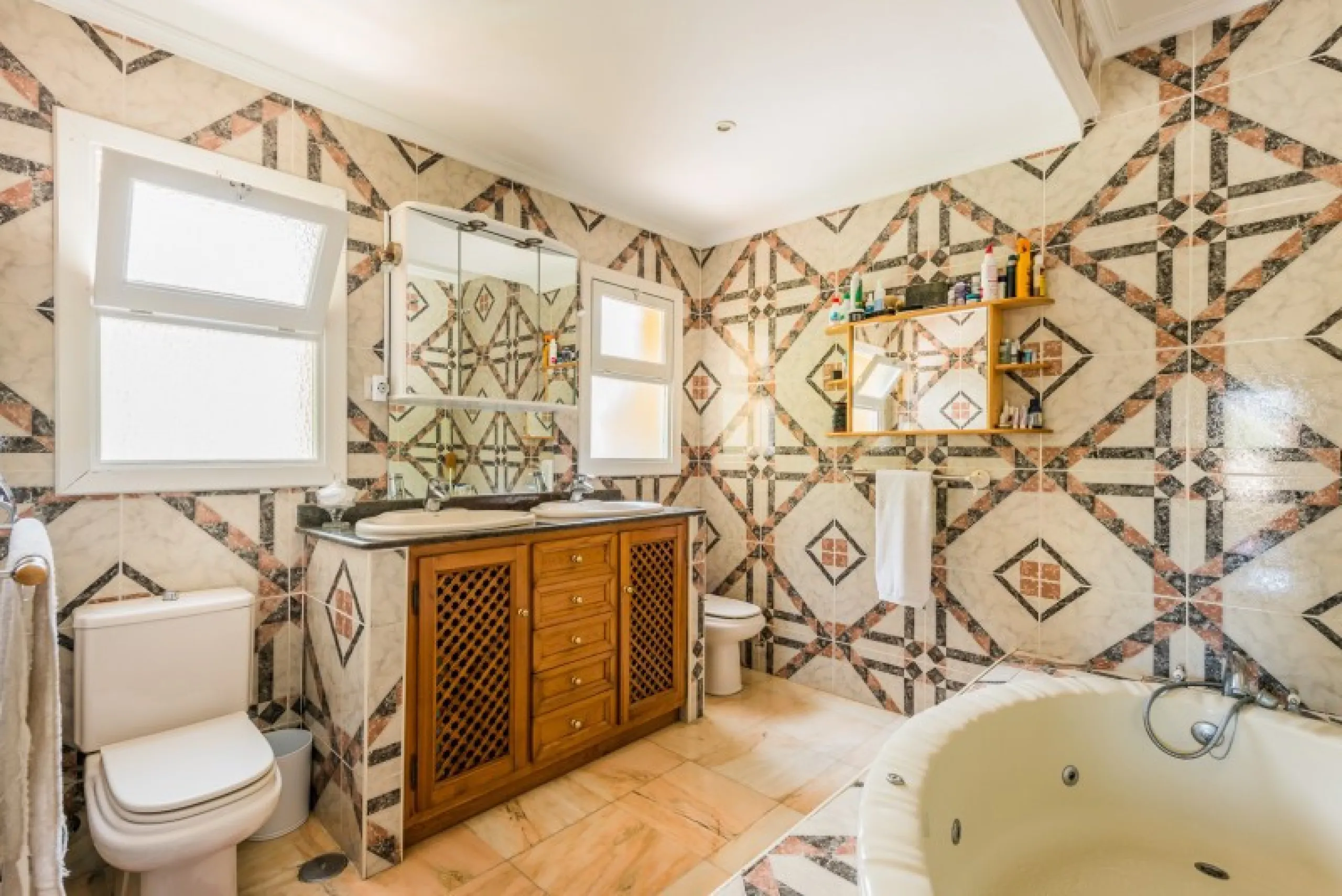 House - Detached Villa в продаже в Marbella, Málaga. В доме 9 спален и 8 ванных комнат. Площадь дома 712 м². Площадь участка 1023 м²