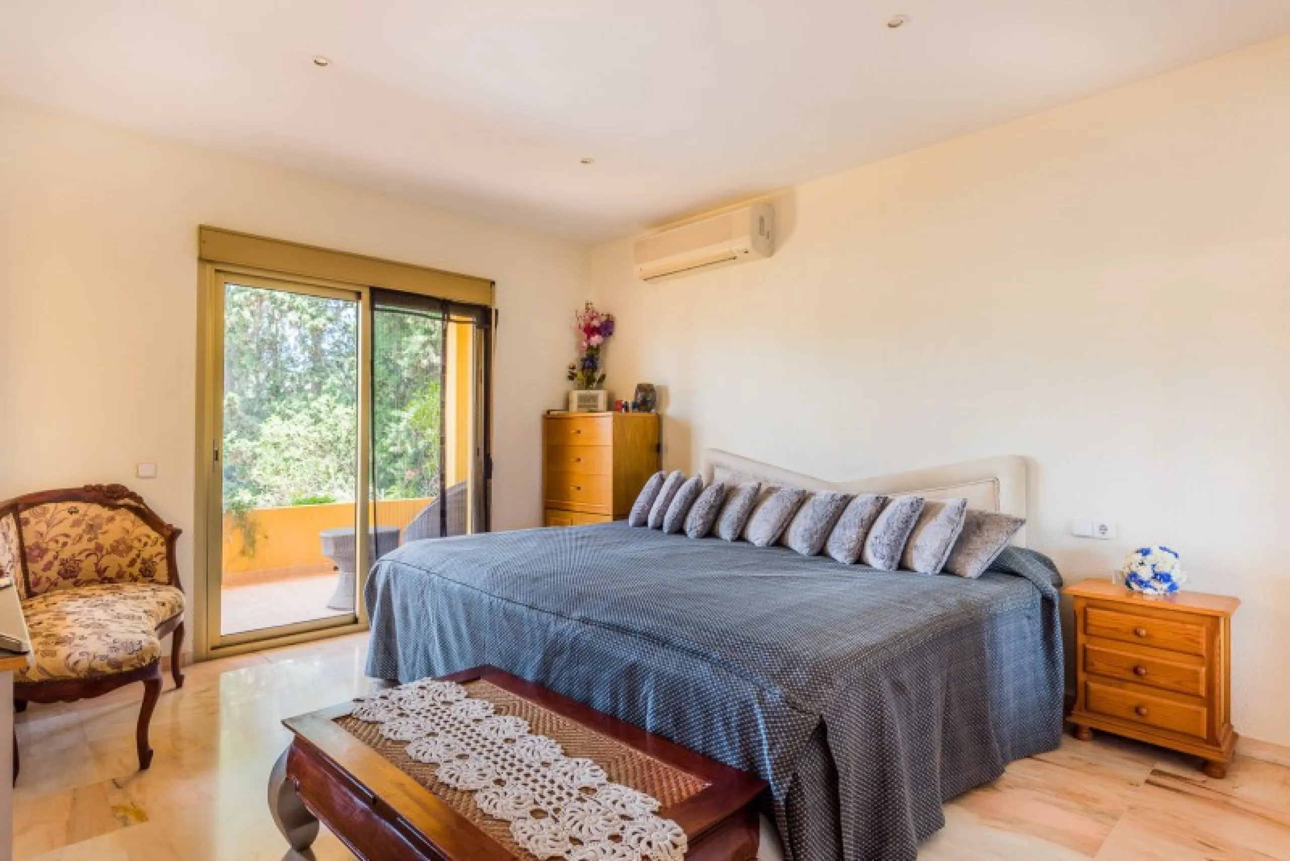 House - Detached Villa в продаже в Marbella, Málaga. В доме 9 спален и 8 ванных комнат. Площадь дома 712 м². Площадь участка 1023 м²