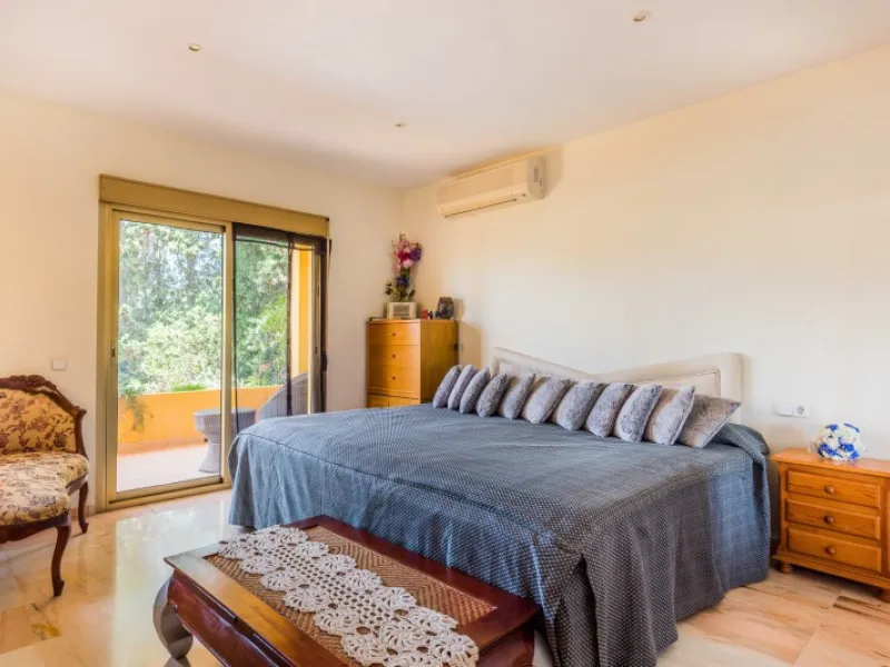 House - Detached Villa в продаже в Marbella, Málaga. В доме 9 спален и 8 ванных комнат. Площадь дома 712 м². Площадь участка 1023 м²