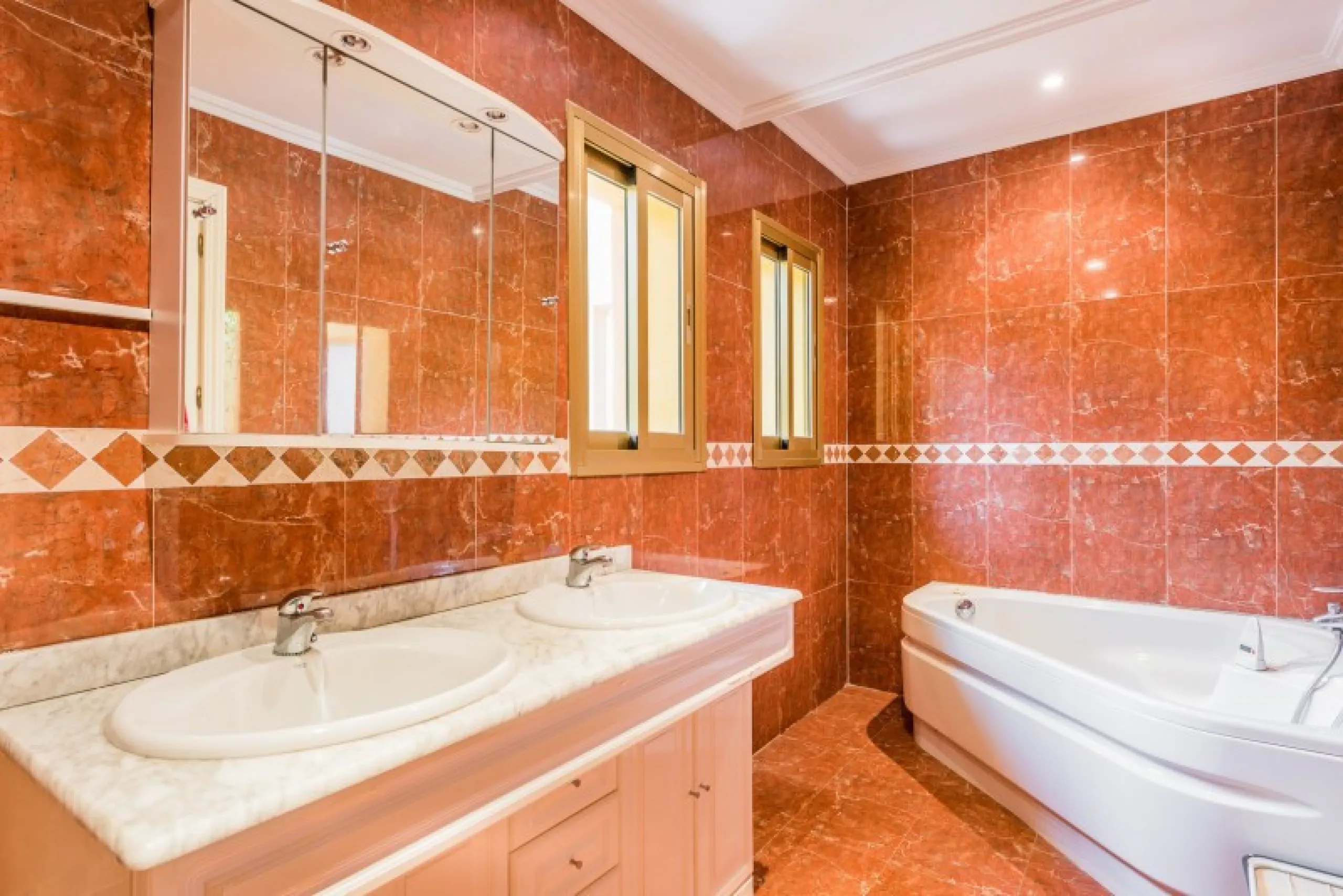 House - Detached Villa в продаже в Marbella, Málaga. В доме 9 спален и 8 ванных комнат. Площадь дома 712 м². Площадь участка 1023 м²