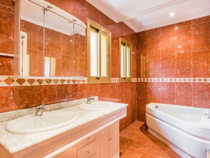 House - Detached Villa в продаже в Marbella, Málaga. В доме 9 спален и 8 ванных комнат. Площадь дома 712 м². Площадь участка 1023 м²