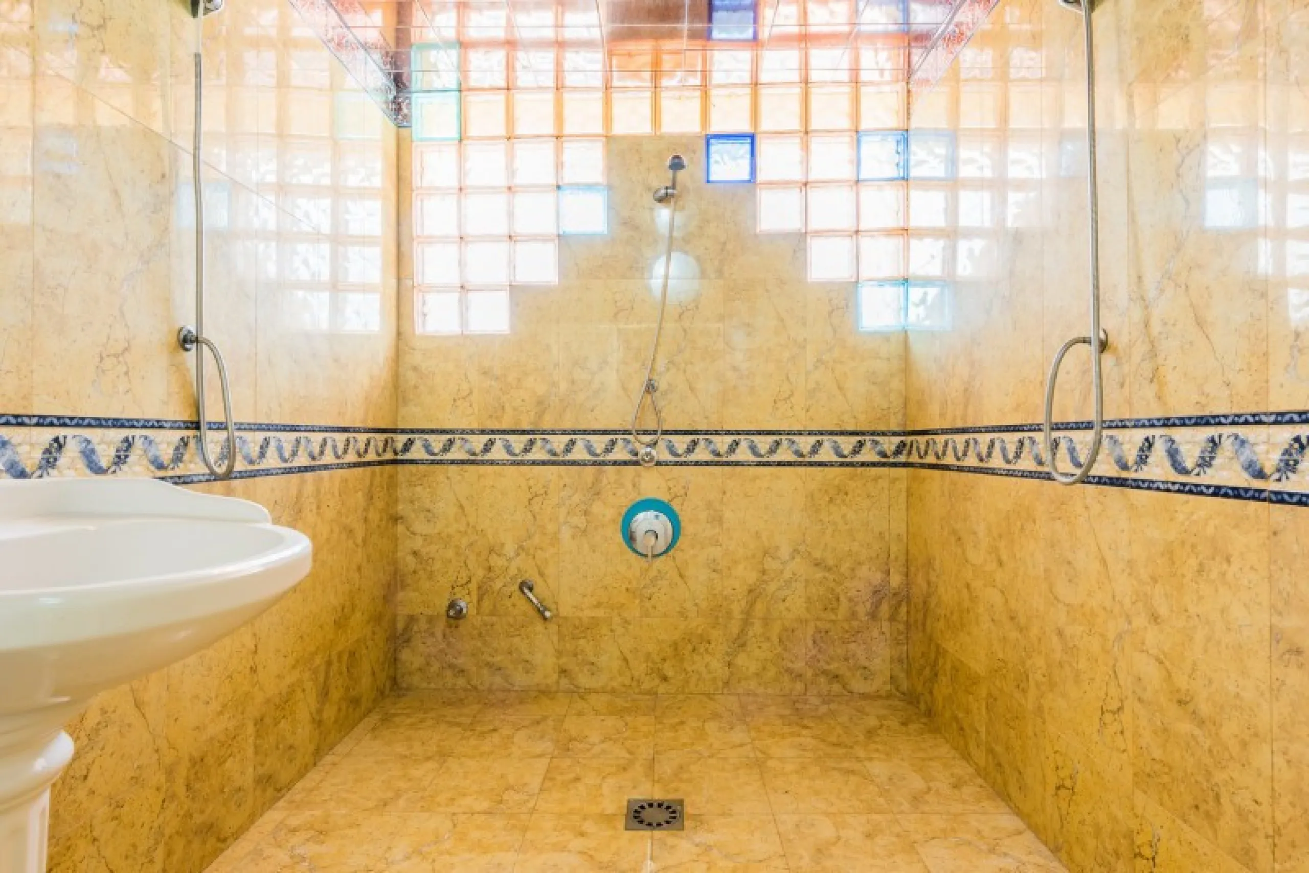House - Detached Villa в продаже в Marbella, Málaga. В доме 9 спален и 8 ванных комнат. Площадь дома 712 м². Площадь участка 1023 м²