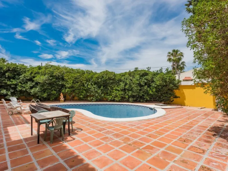 House - Detached Villa в продаже в Marbella, Málaga. В доме 9 спален и 8 ванных комнат. Площадь дома 712 м². Площадь участка 1023 м²