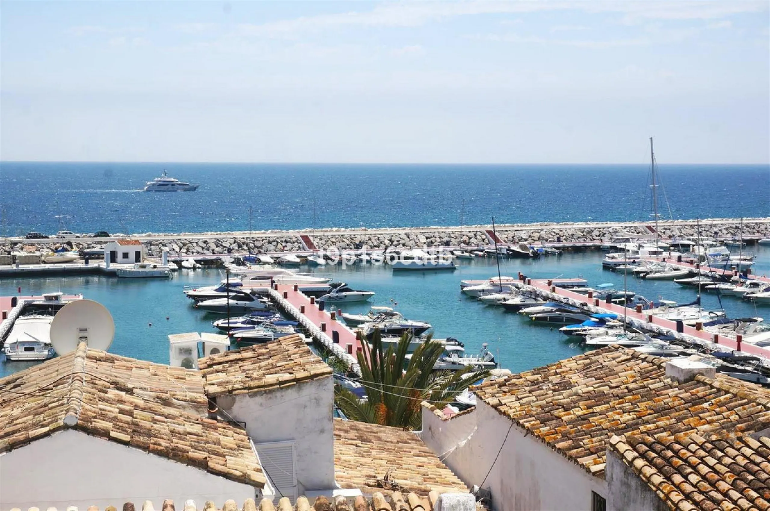 Apartment - Middle Floor Apartment в продаже в Marbella, Málaga. В доме 3 спален и 3 ванных комнат. Площадь дома 138 м²