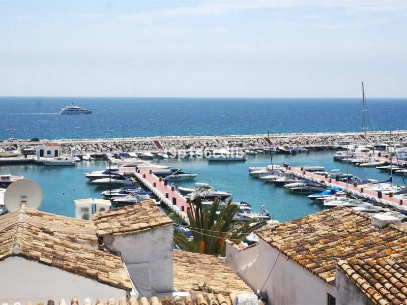Fabulous apartment located in the heart of Puerto Banús, on the second line of Muelle Ribera, with panoramic views of the sea and the ships.