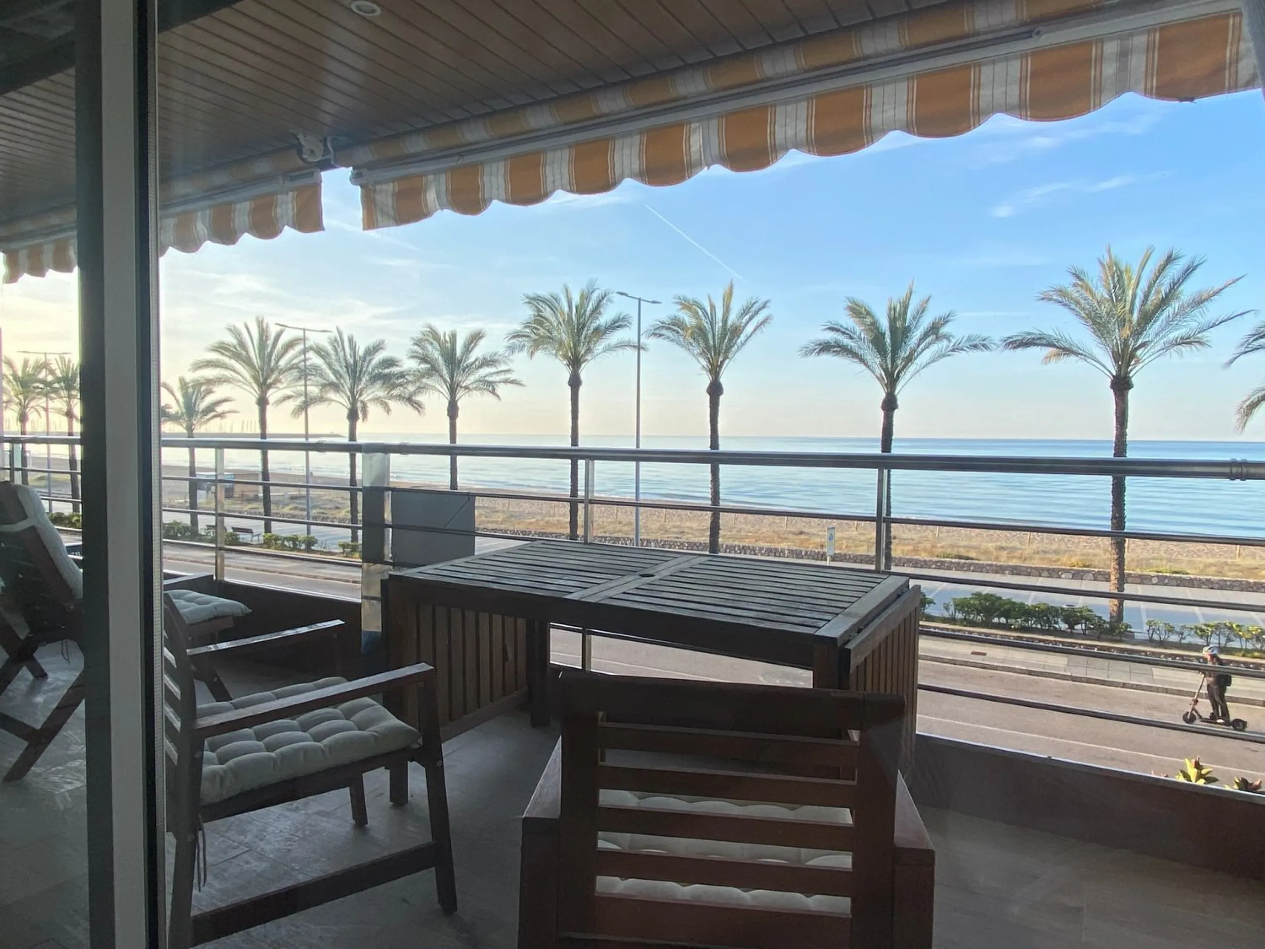 Exclusive seafront apartment in Calafell with private club access