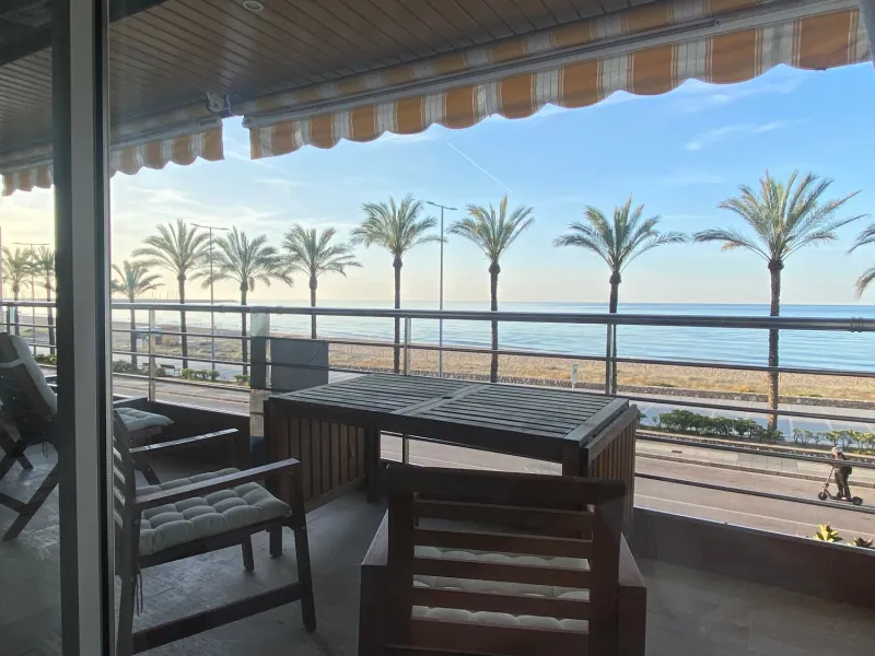 Exclusive seafront apartment in Calafell with private club access