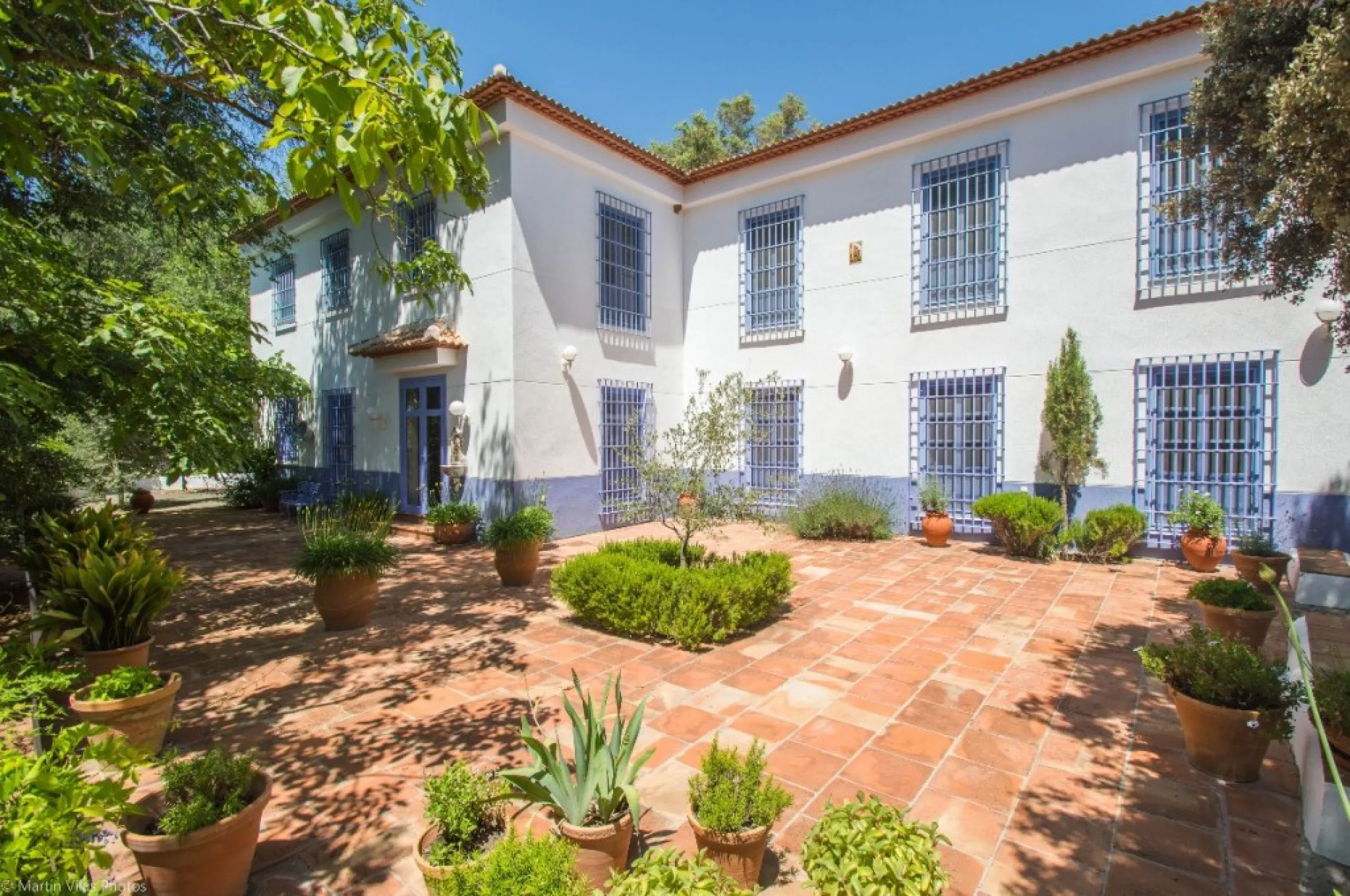 Fantastically Elegant Finca Between Archidona and Villanueva de Tapia, which is Totally Fenced/ Walled. The Finca and Dwelling Feature Total Privacy, and Yet is Only Four minutes from the Motorway and Equidistant between Malaga and Granada Airports..