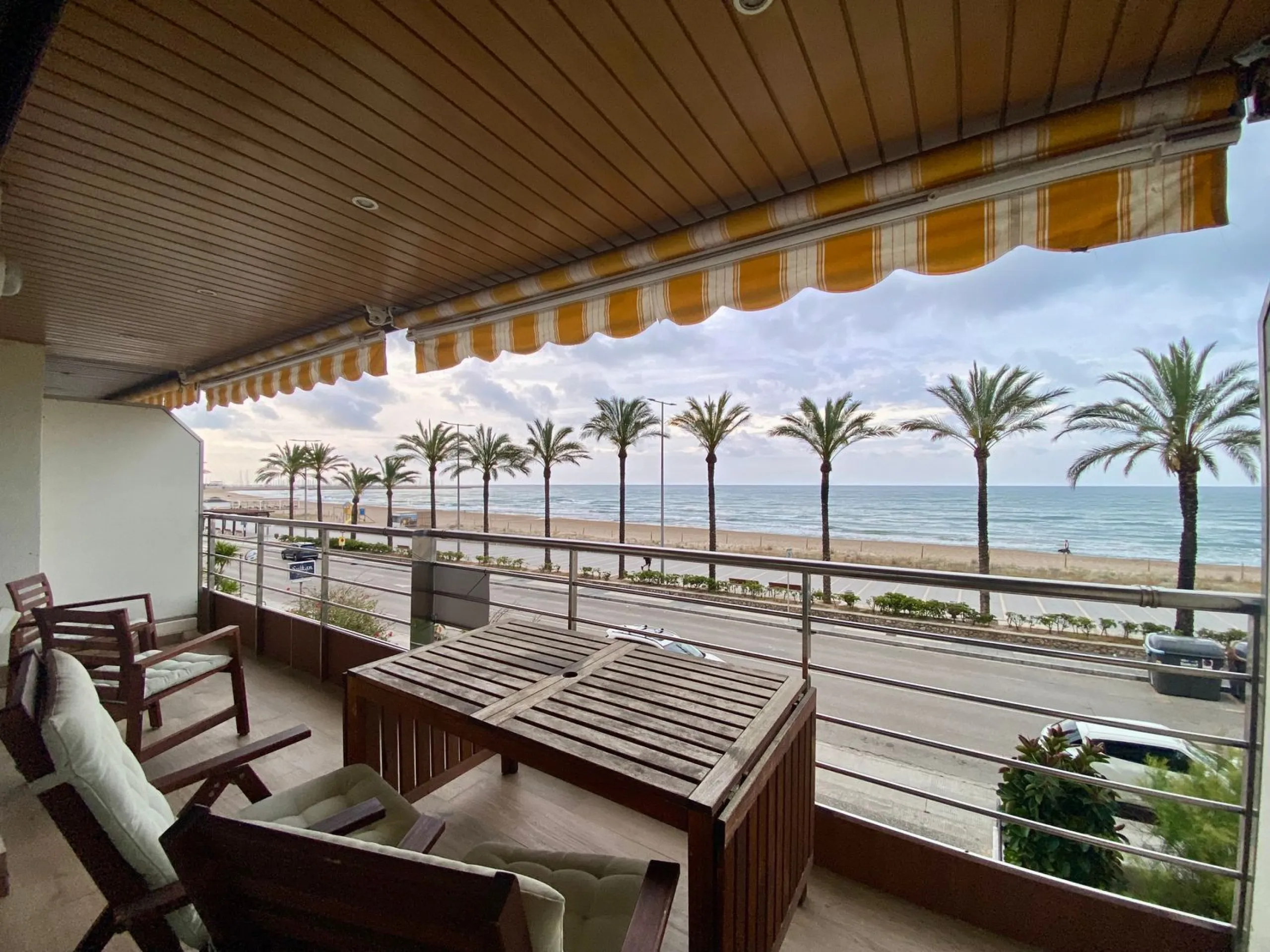 Exclusive seafront apartment in Calafell with private club access