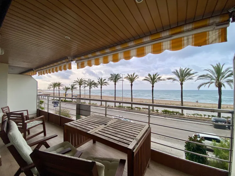 Exclusive seafront apartment in Calafell with private club access