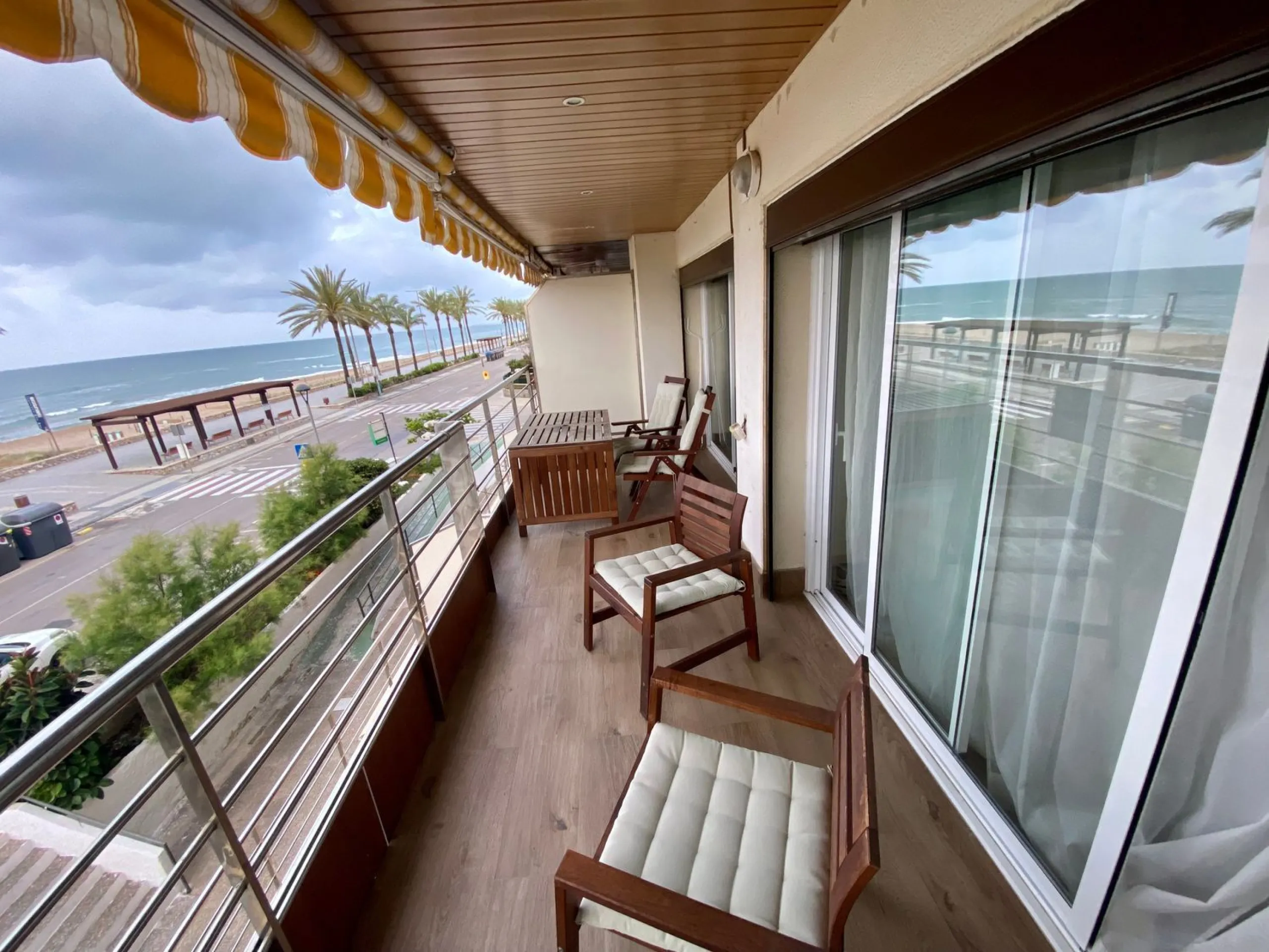 Exclusive seafront apartment in Calafell with private club access
