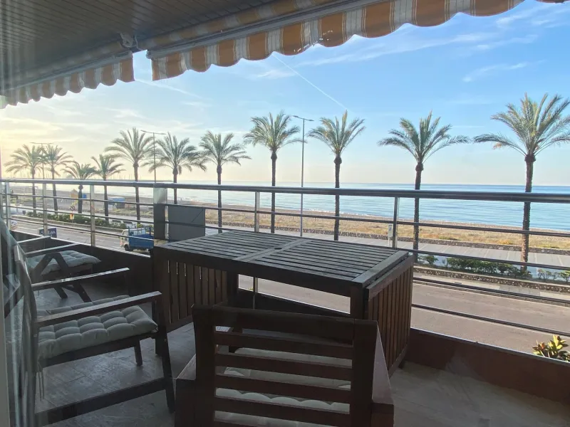 Exclusive seafront apartment in Calafell with private club access