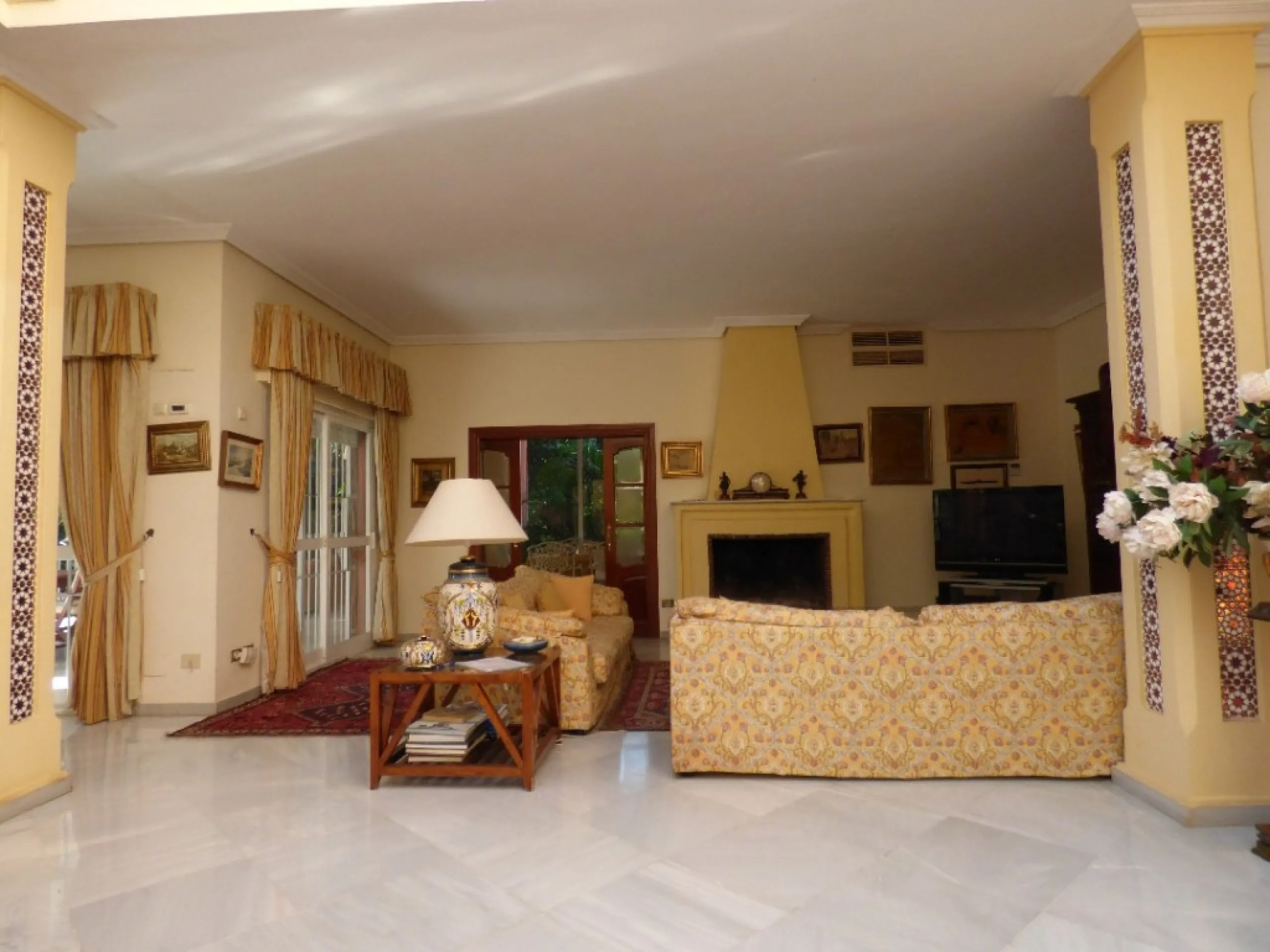 THE LARGEST HOUSE IN TORRENUEVA IN MIJAS AT WALKING DISTANCE TO THE BEACH AND TO THE MOST POPULAR VILLAGE OF LA CALA WHERE YOU FIND SUPERMARKETS, BARS, SHOPS, RESTAURANTS ETC. THE ROOMS ARE ALL VERY SPACIOUS ON THE MAINFLOOR THERE ARE 3 LIVING ROOMS TWO S