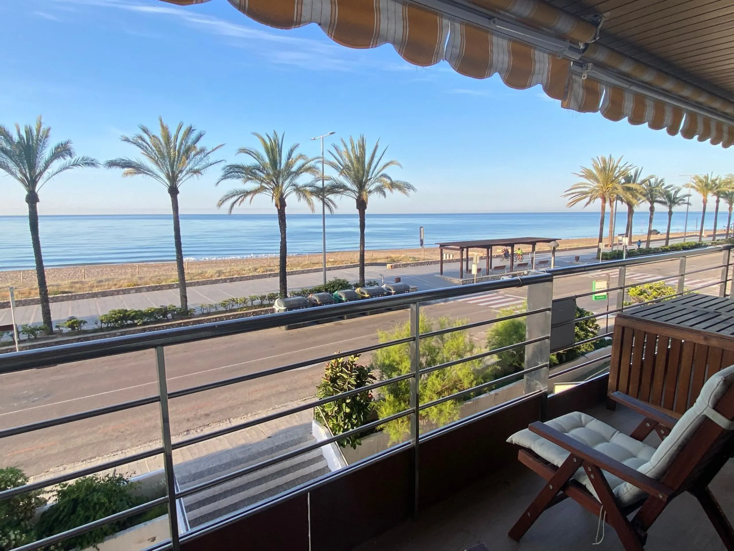 Exclusive seafront apartment in Calafell with private club access