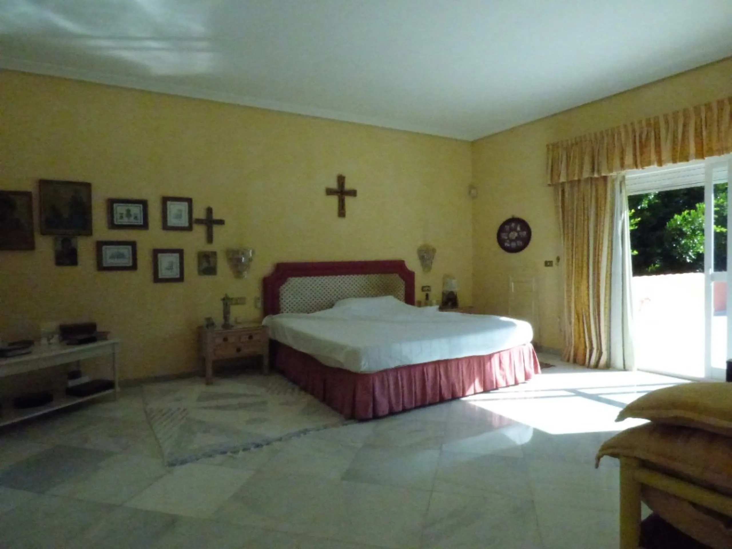 THE LARGEST HOUSE IN TORRENUEVA IN MIJAS AT WALKING DISTANCE TO THE BEACH AND TO THE MOST POPULAR VILLAGE OF LA CALA WHERE YOU FIND SUPERMARKETS, BARS, SHOPS, RESTAURANTS ETC. THE ROOMS ARE ALL VERY SPACIOUS ON THE MAINFLOOR THERE ARE 3 LIVING ROOMS TWO S