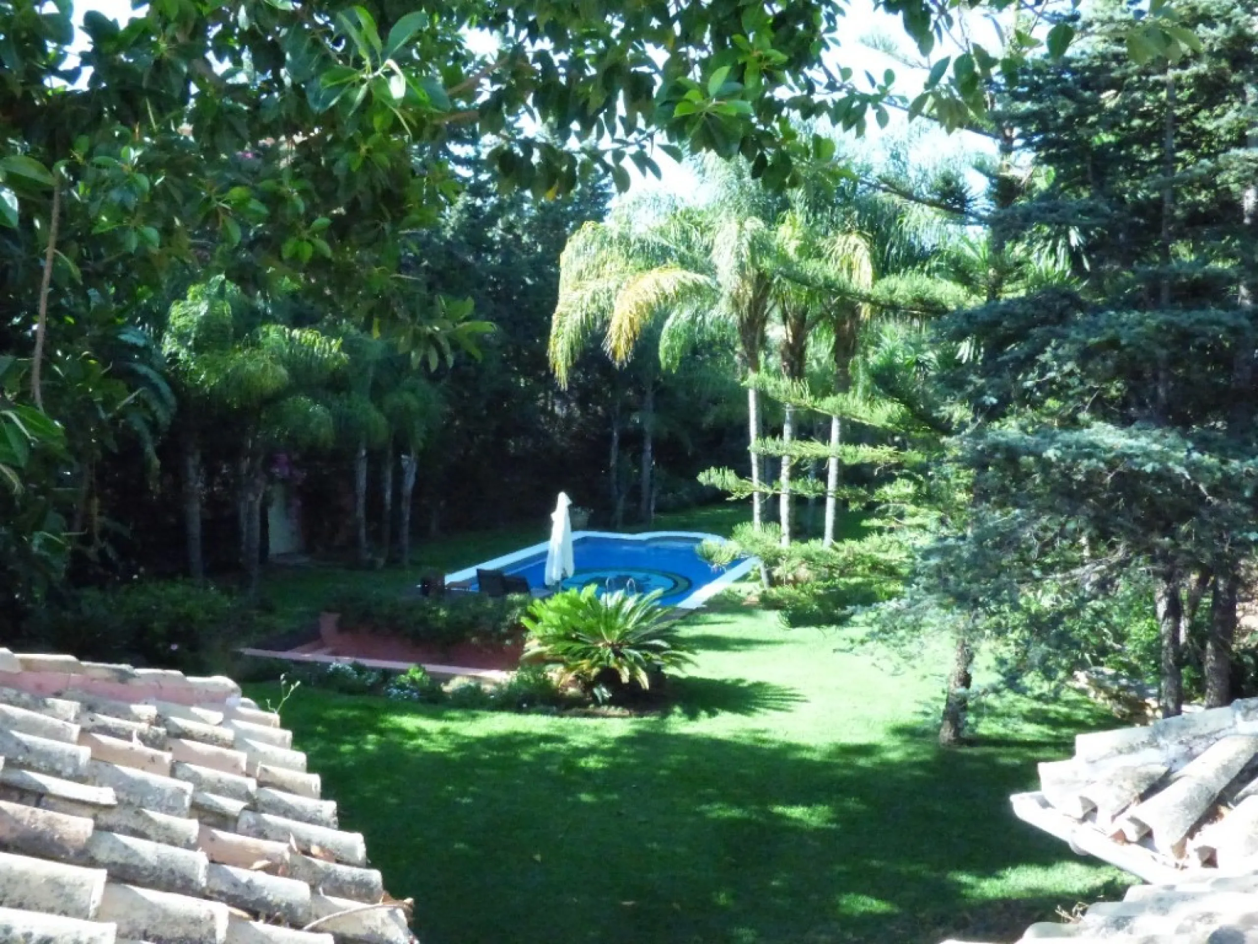 THE LARGEST HOUSE IN TORRENUEVA IN MIJAS AT WALKING DISTANCE TO THE BEACH AND TO THE MOST POPULAR VILLAGE OF LA CALA WHERE YOU FIND SUPERMARKETS, BARS, SHOPS, RESTAURANTS ETC. THE ROOMS ARE ALL VERY SPACIOUS ON THE MAINFLOOR THERE ARE 3 LIVING ROOMS TWO S