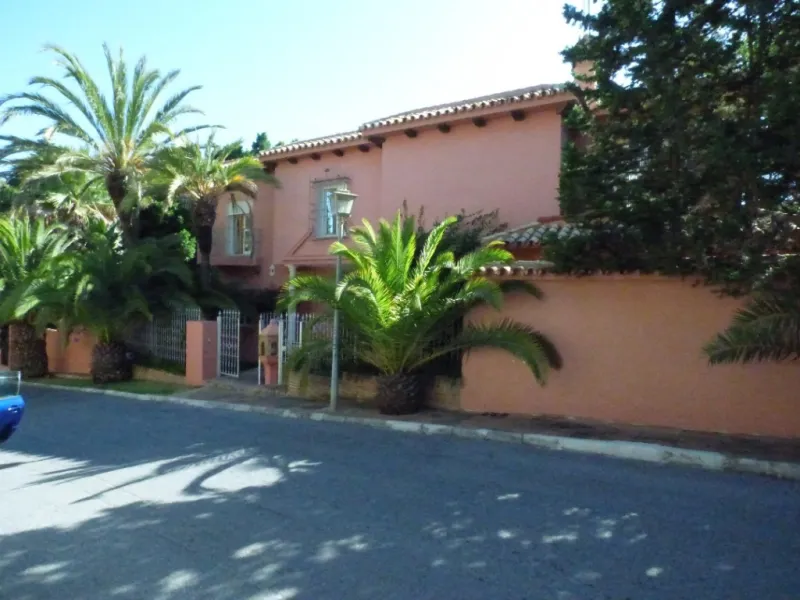 THE LARGEST HOUSE IN TORRENUEVA IN MIJAS AT WALKING DISTANCE TO THE BEACH AND TO THE MOST POPULAR VILLAGE OF LA CALA WHERE YOU FIND SUPERMARKETS, BARS, SHOPS, RESTAURANTS ETC. THE ROOMS ARE ALL VERY SPACIOUS ON THE MAINFLOOR THERE ARE 3 LIVING ROOMS TWO S