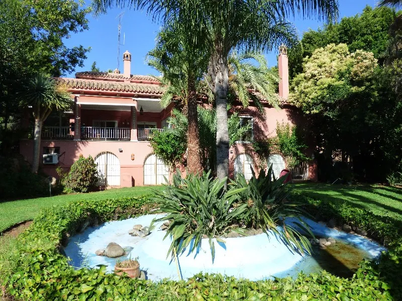 THE LARGEST HOUSE IN TORRENUEVA IN MIJAS AT WALKING DISTANCE TO THE BEACH AND TO THE MOST POPULAR VILLAGE OF LA CALA WHERE YOU FIND SUPERMARKETS, BARS, SHOPS, RESTAURANTS ETC. THE ROOMS ARE ALL VERY SPACIOUS ON THE MAINFLOOR THERE ARE 3 LIVING ROOMS TWO S