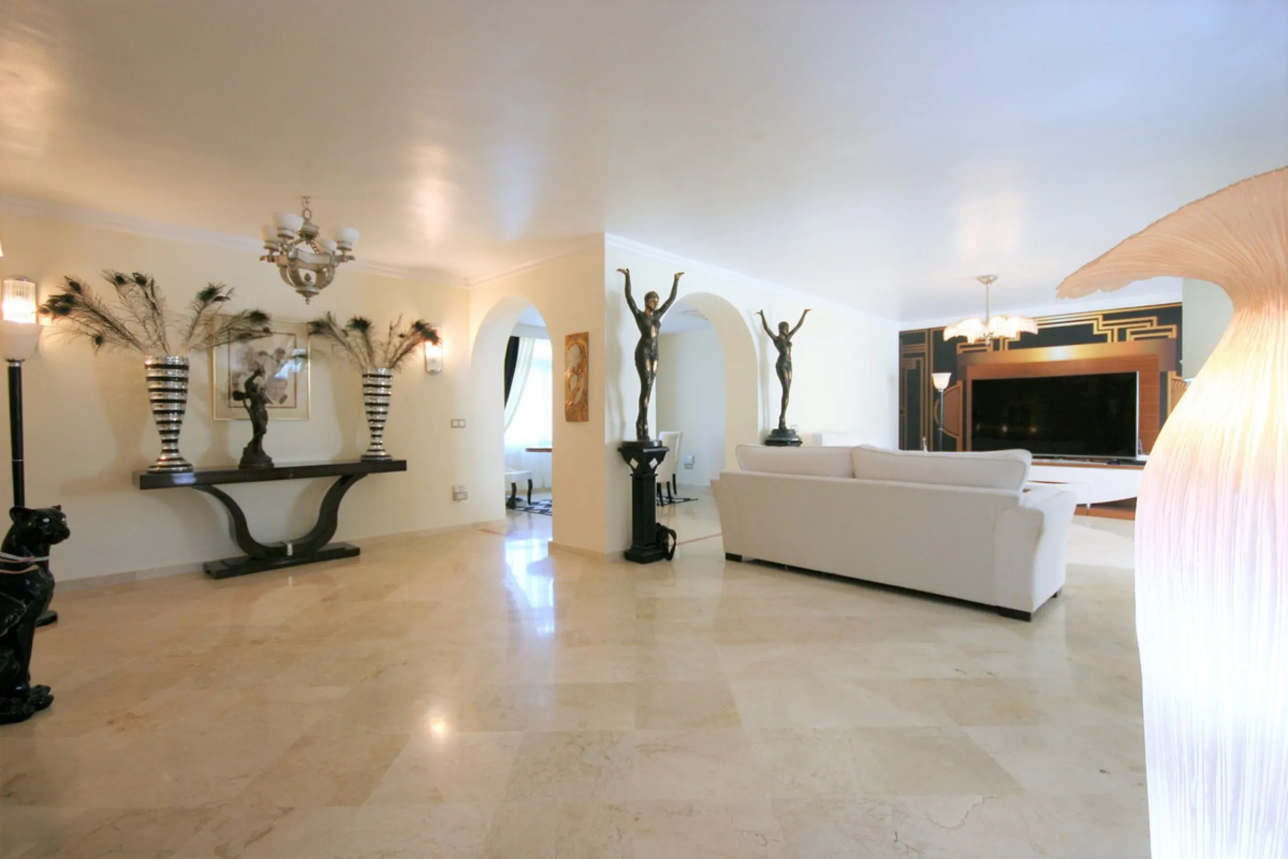 Situated frontline golf in the highly desirable area of Guadalmina Alta lies what is possible the only Art Deco apartment in the whole of Andalucia. This utterly stunning duplex penthouse is located in small quiet complex of apartments away from any road 