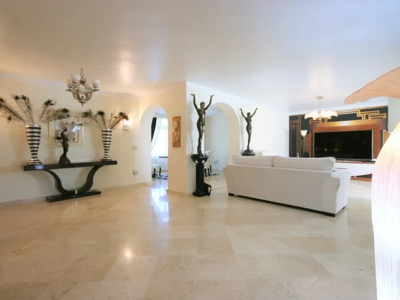 Situated frontline golf in the highly desirable area of Guadalmina Alta lies what is possible the only Art Deco apartment in the whole of Andalucia. This utterly stunning duplex penthouse is located in small quiet complex of apartments away from any road 